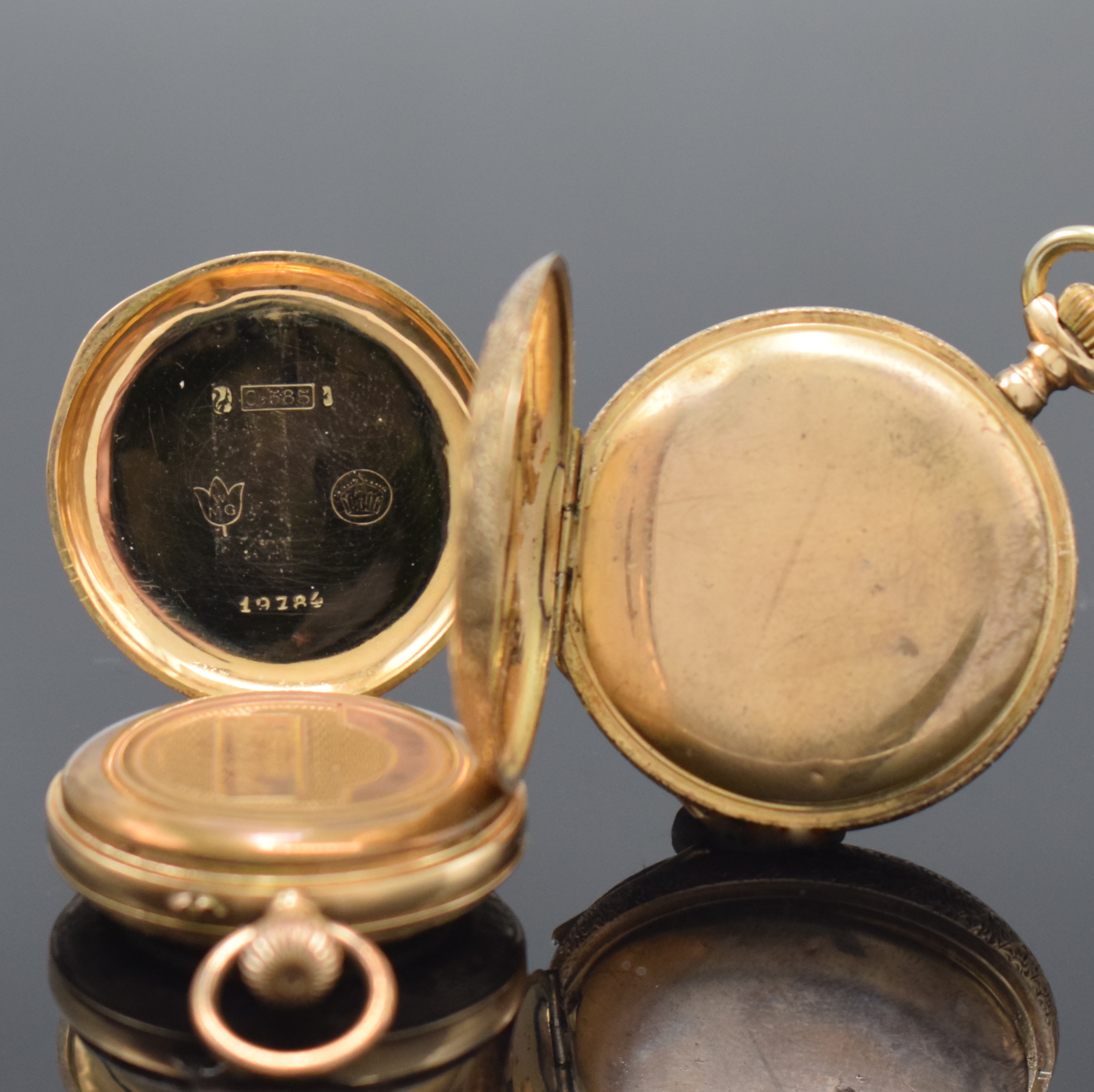 Detail c: 2 Damentaschenuhren in GG 585/000, Schweiz um 1900-1910, 1x Savonette, grav. Gehäuse teils dell., beide Metallcuvette, Emailzifferblätter m. röm. ...