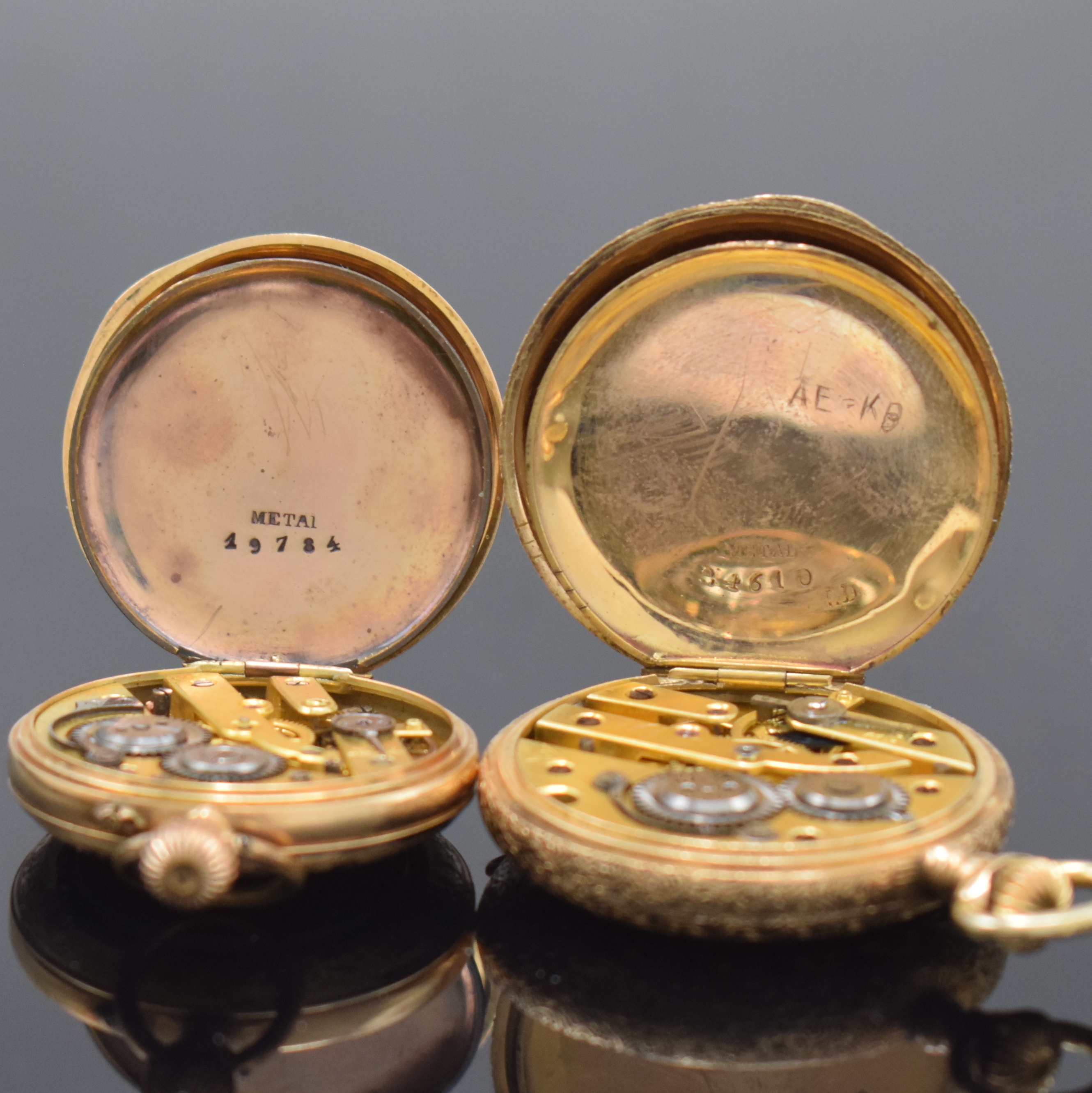 Detail d: 2 Damentaschenuhren in GG 585/000, Schweiz um 1900-1910, 1x Savonette, grav. Gehäuse teils dell., beide Metallcuvette, Emailzifferblätter m. röm. ...
