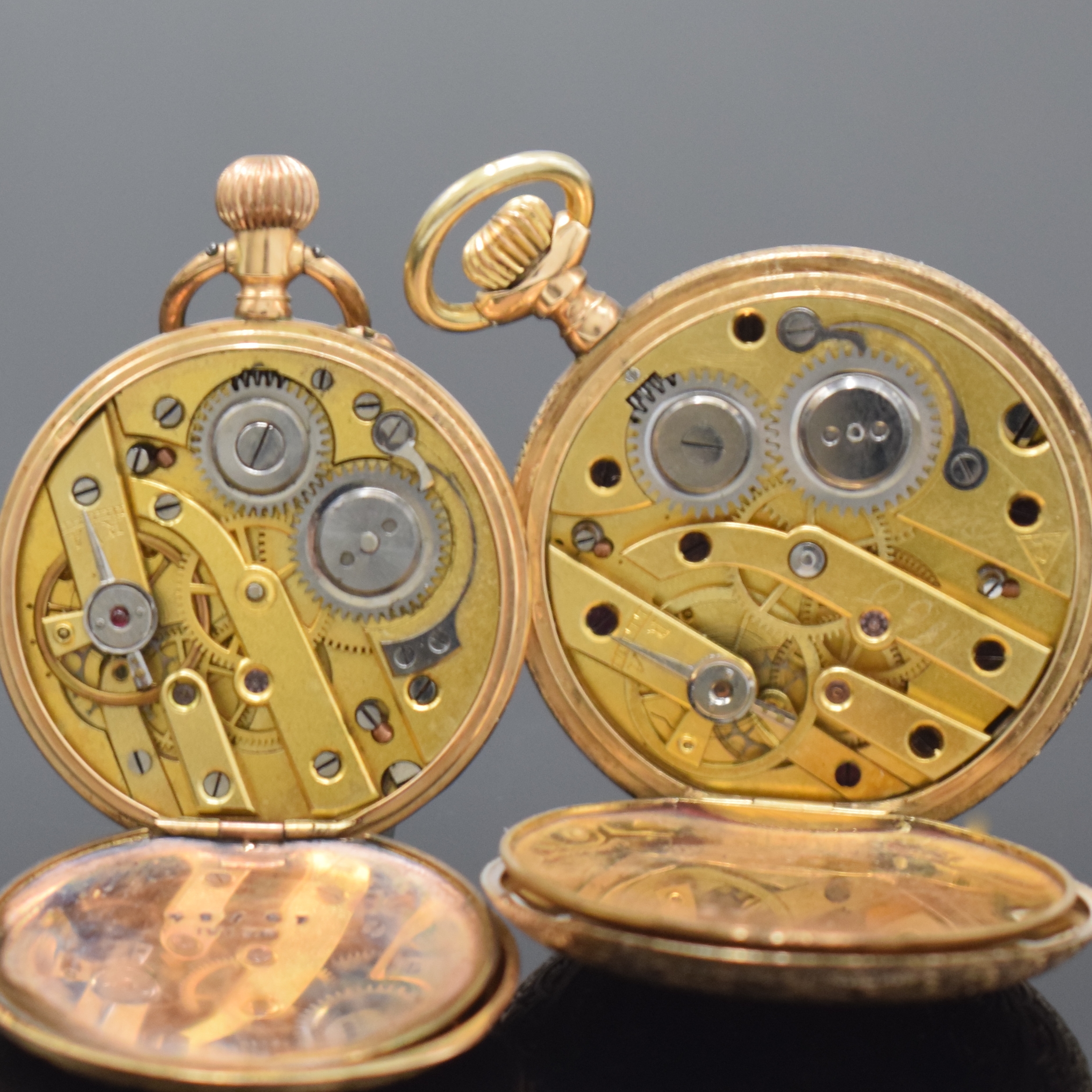 Detail e: 2 Damentaschenuhren in GG 585/000, Schweiz um 1900-1910, 1x Savonette, grav. Gehäuse teils dell., beide Metallcuvette, Emailzifferblätter m. röm. ...