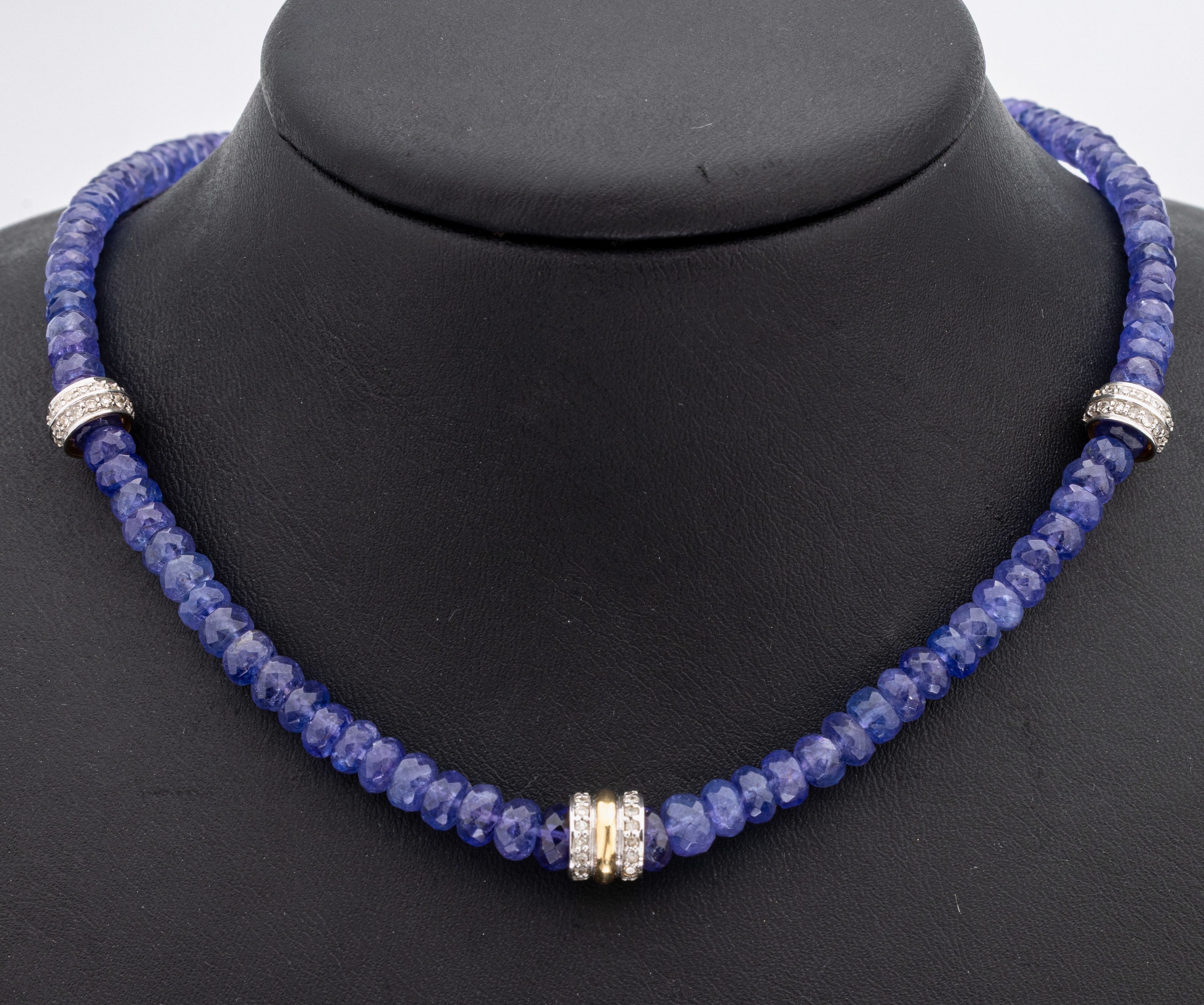 14 kt Gold Tansanit-Diamant-Collier, im Verlauf facett. Tansanit-Linsen, D. ca. 4.0 - 6.5 mm, Zwischenglieder WG 585/000 mit 8/8- Diamanten zus. ca. ...