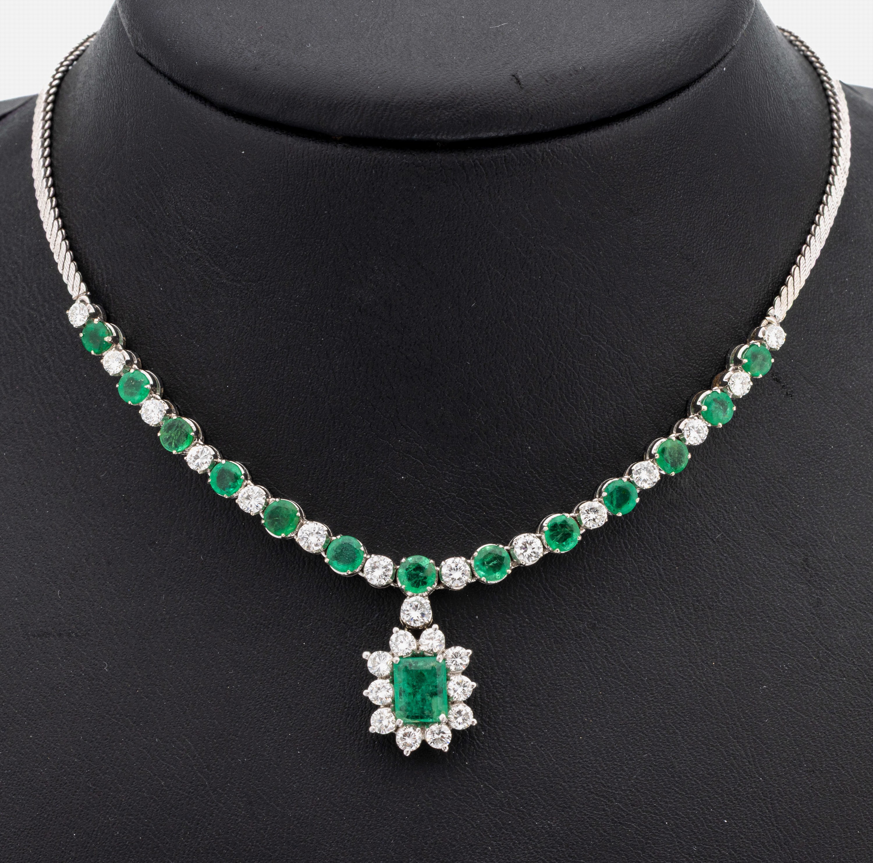 18 kt Gold Smaragd-Brillant-Collier, WG 750/000, Mittelteil mit bewegl. Abhängung, 13 rundfacett. Smaragde und 1 Smaragd im Treppenschliff zus. ca. ...