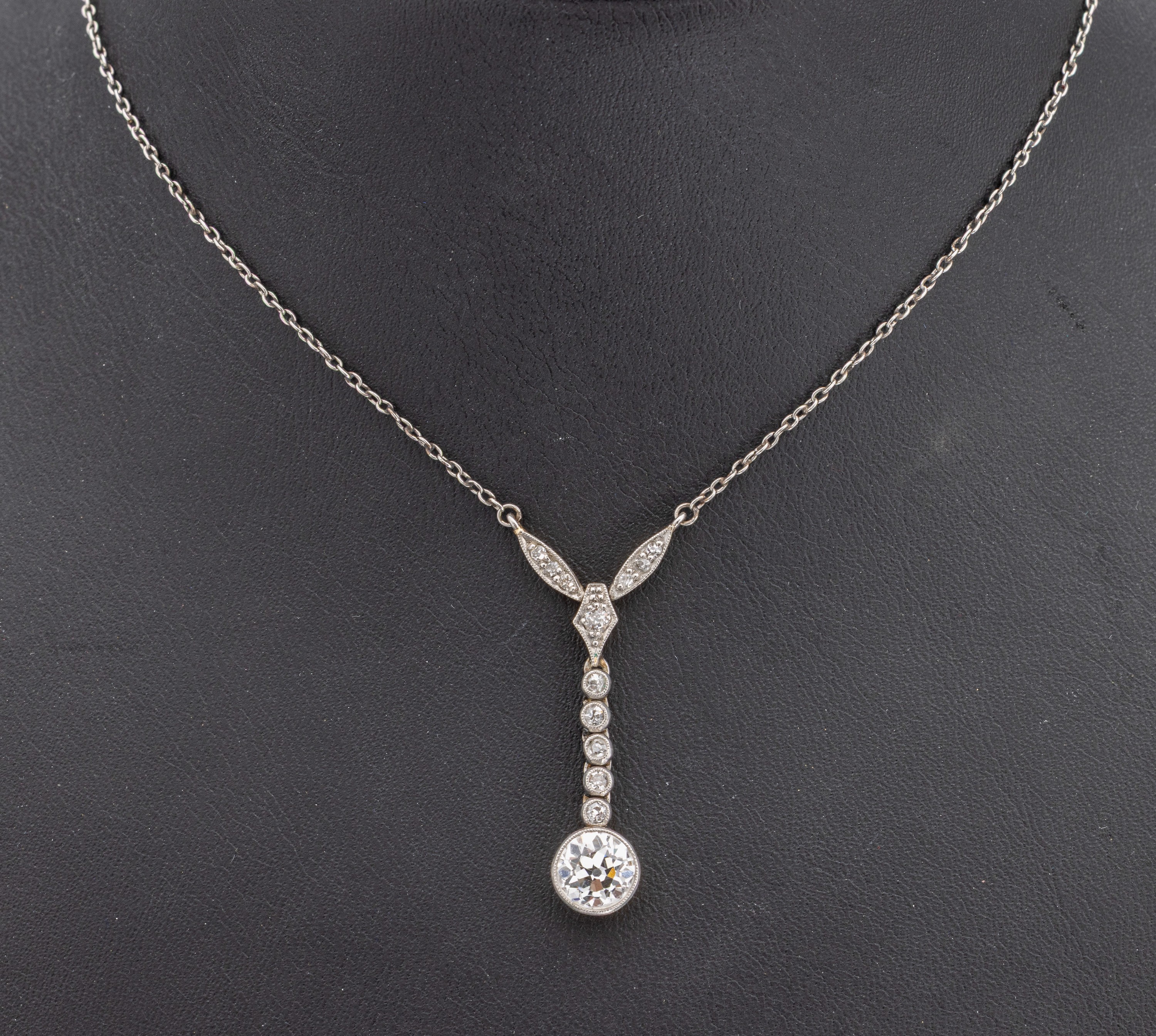14 kt Gold und Platin Jugendstil Diamant- Collier, um 1905, GG 585/000 gepr., Mittelteil länglich bewegl., schauseitig Platin, abhängender ...