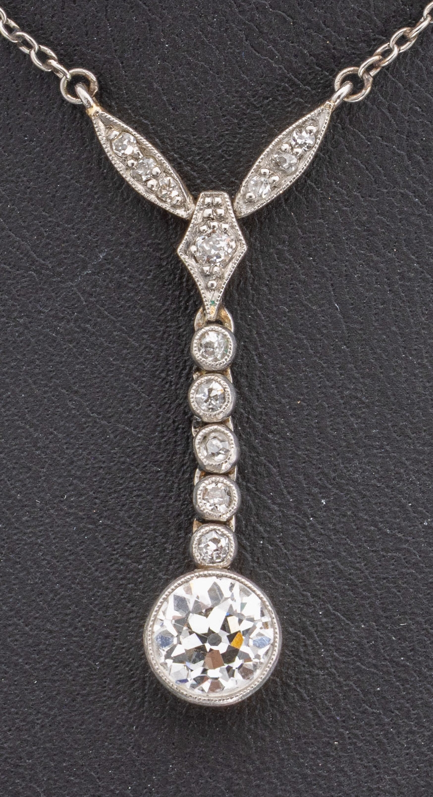 Detail a: 14 kt Gold und Platin Jugendstil Diamant- Collier, um 1905, GG 585/000 gepr., Mittelteil länglich bewegl., schauseitig Platin, abhängender ...