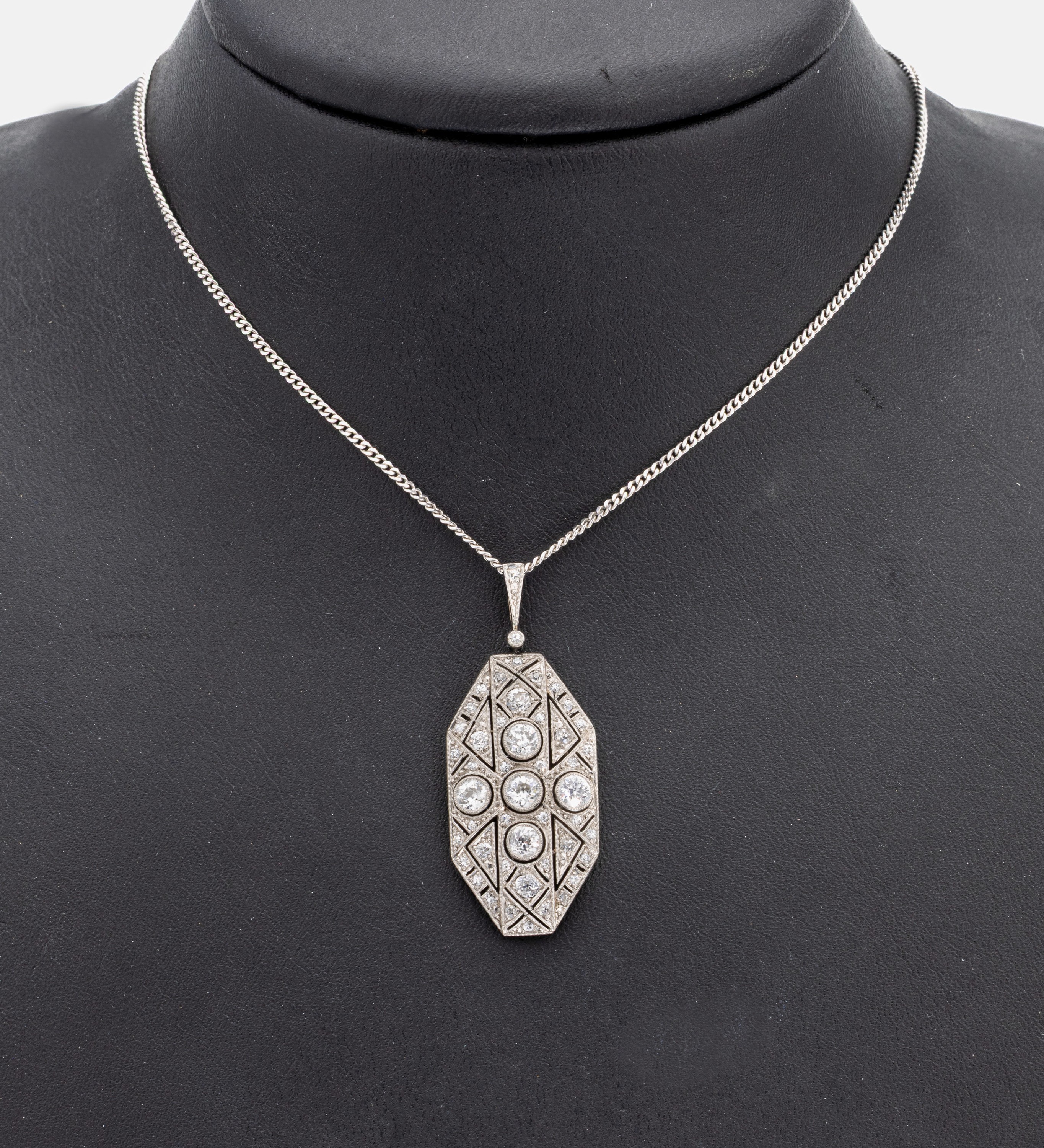Platin Art Deco Diamant-Anhänger, um 1920, Pt gepr., geometrisch, durchbrochen gearbeitet, 49 Altschliffdiamanten zus. ca. 2.50 ct Weiß/si-p, ca. ...