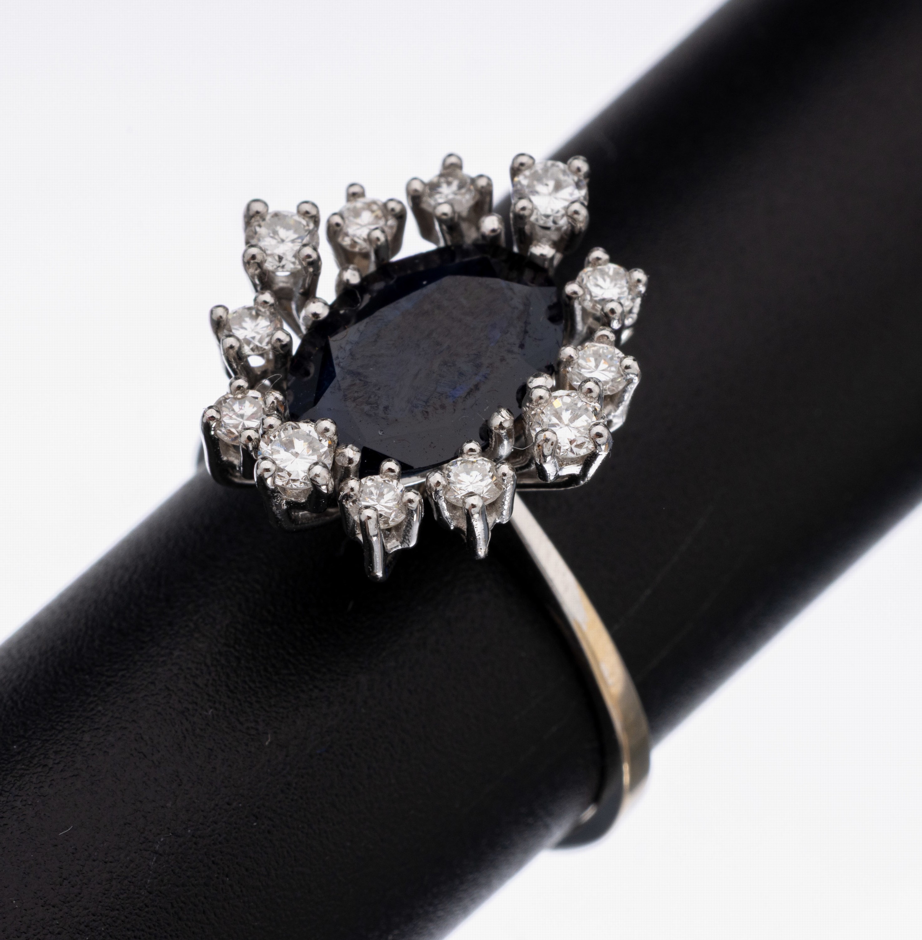 18 kt Gold Saphir-Brillant-Ring, WG 750/000, Ringkopf in mehreren Ebenen, mittig ovalfacett. Saphir ca. 2.0 ct, umgeben von 12 Brillanten zus. ca. ...