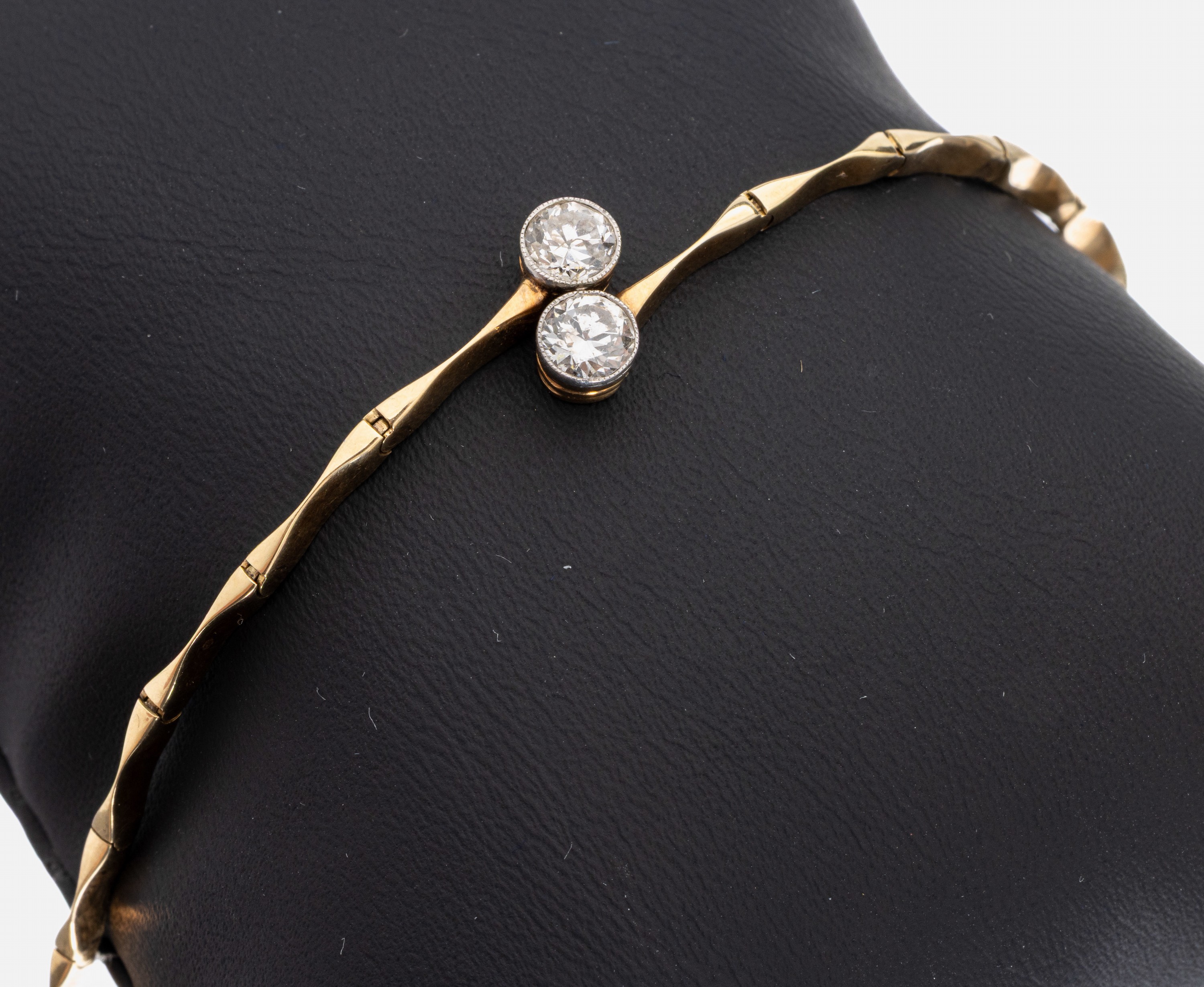 14 kt Gold Diamant-Armband, um 1910, GG 585/000, feine Verarbeitung, 2 Altschliffdiamanten zus. ca. 1.0 ct l.get.Weiß/p, Fassungen Platin, 1 Stein ...