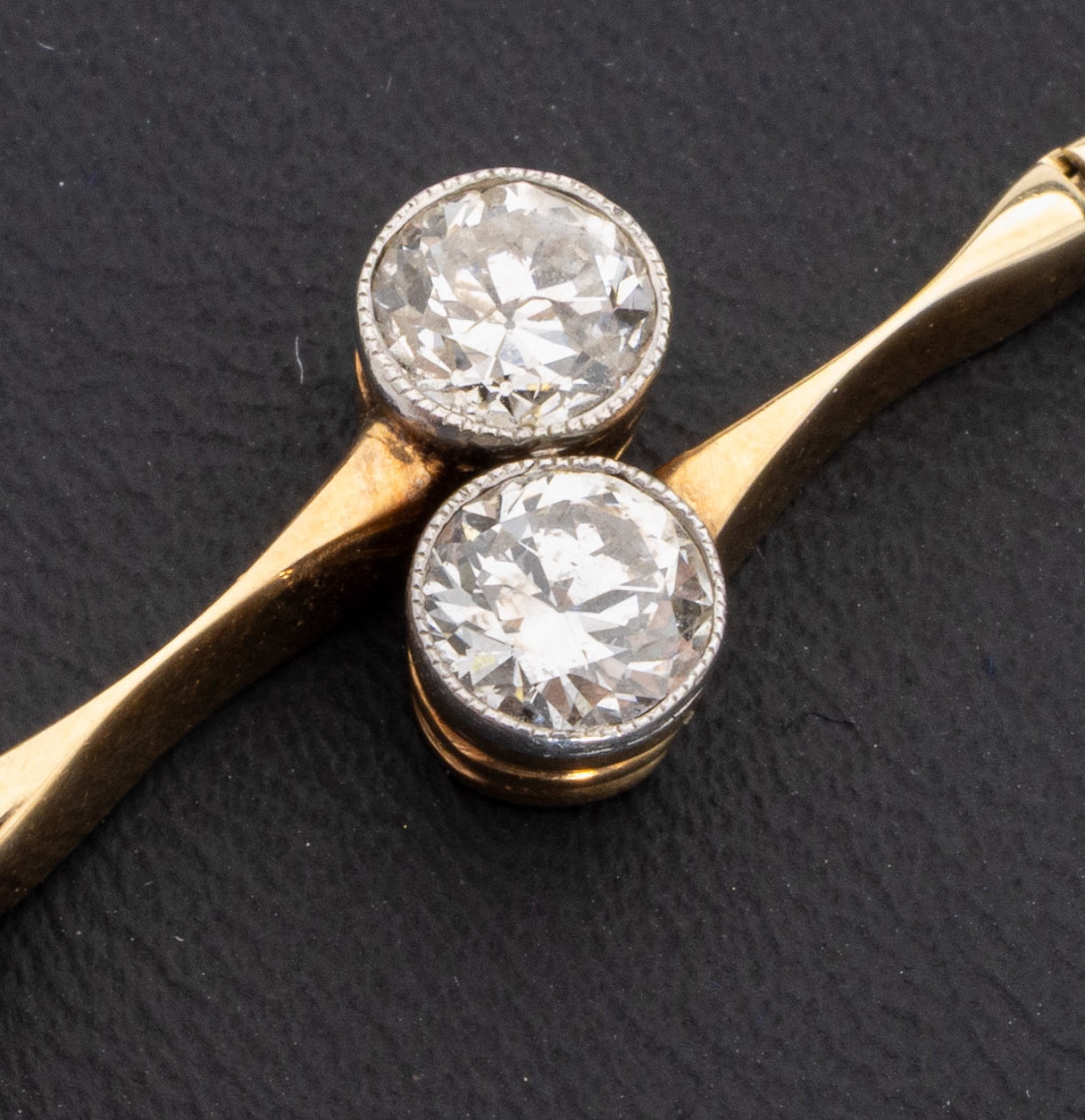 Detail a: 14 kt Gold Diamant-Armband, um 1910, GG 585/000, feine Verarbeitung, 2 Altschliffdiamanten zus. ca. 1.0 ct l.get.Weiß/p, Fassungen Platin, 1 Stein ...