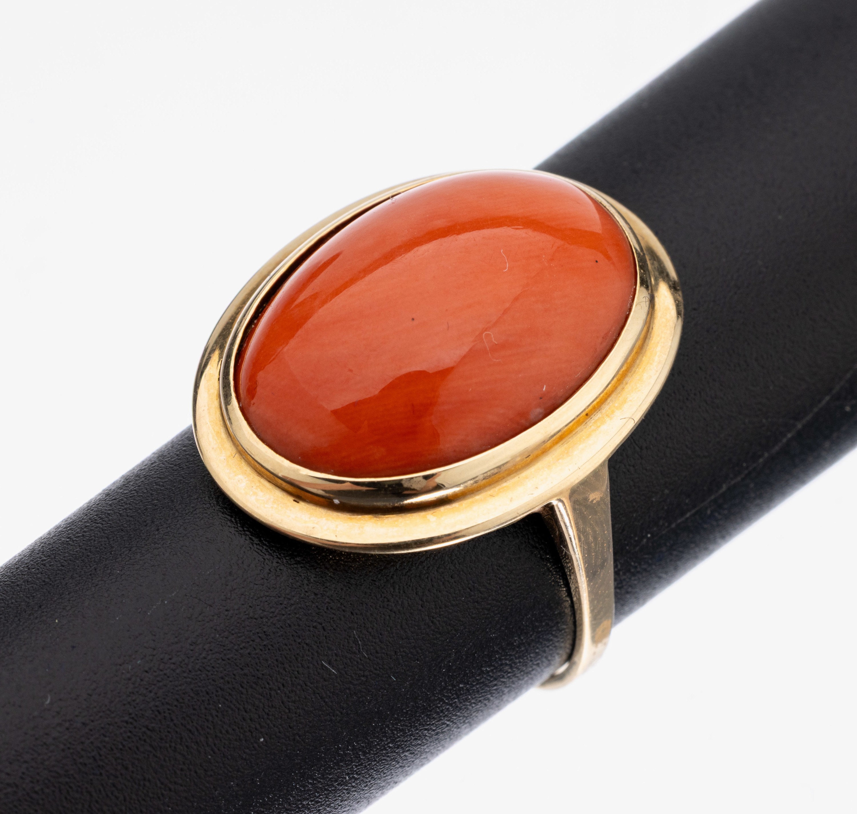 14 kt Gold Koralle-Ring, 1950er Jahre, GG 585/000 gepr., gr. ovaler Korallen-Cabochon, RW 59, ca. 6.4 g, Versand nur innerhalb der EU