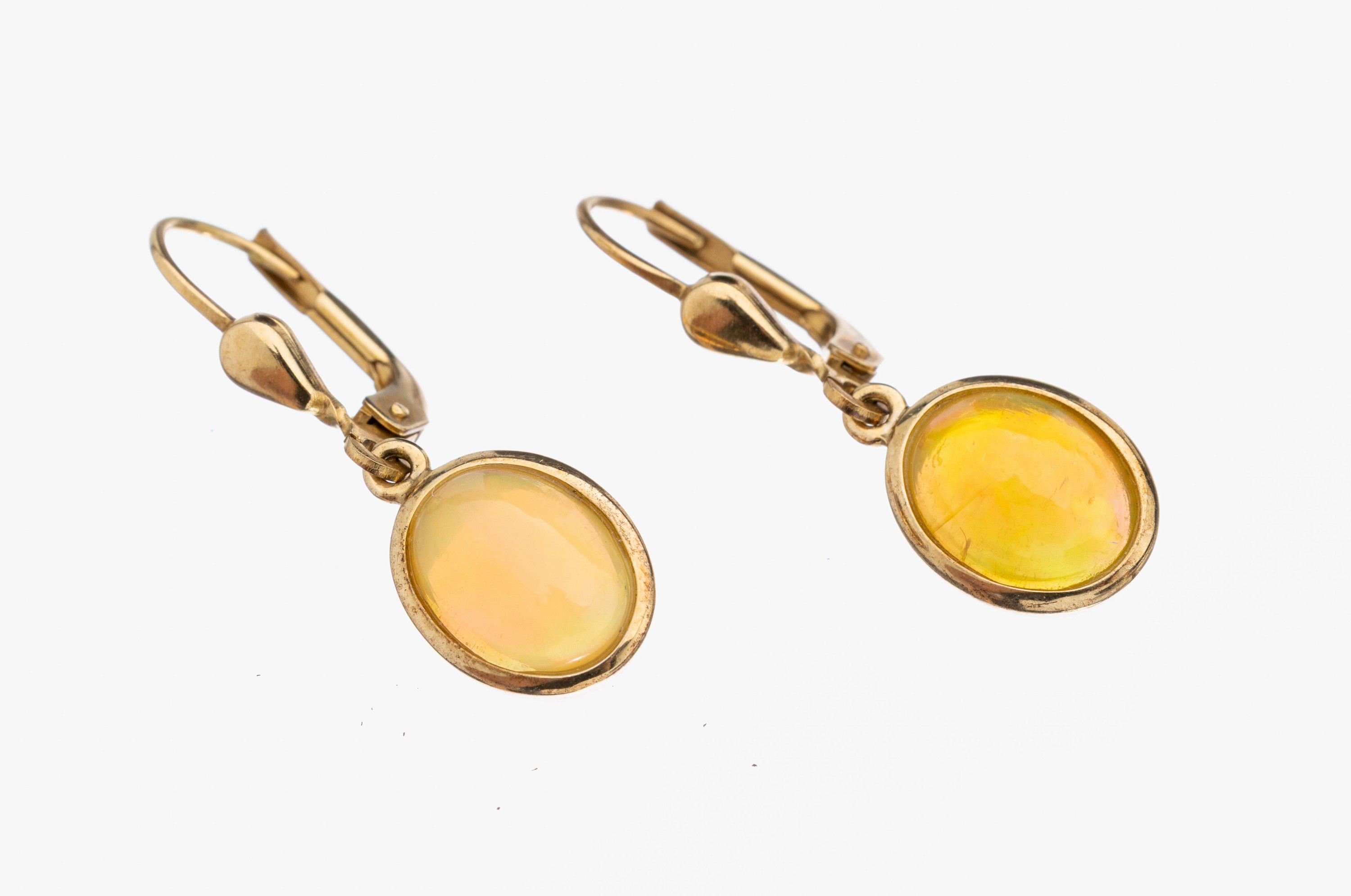 Paar 9 kt Gold Opal-Ohrhänger, GG 375/000, bewegl. Abhängung mit 2 ovalen Opal-Cabochons zus. ca. 2.0 ct, Farbspiel im Grün und Rot, L.ca. 2.5 ...