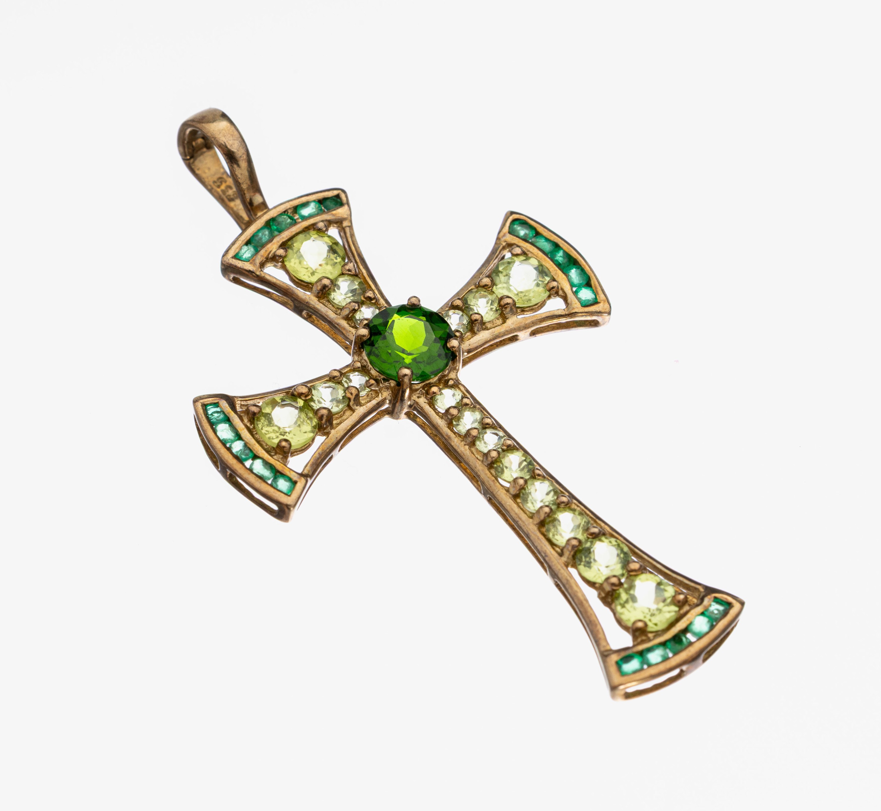 8 kt Gold Tsavorith-Peridot-Smaragd- Kreuzanhänger, GG 333/000 gepr., 1 rundfacett. Tsavorith, 17 rundfacett. Peridots und 20 rundfacett. Smaragde ...