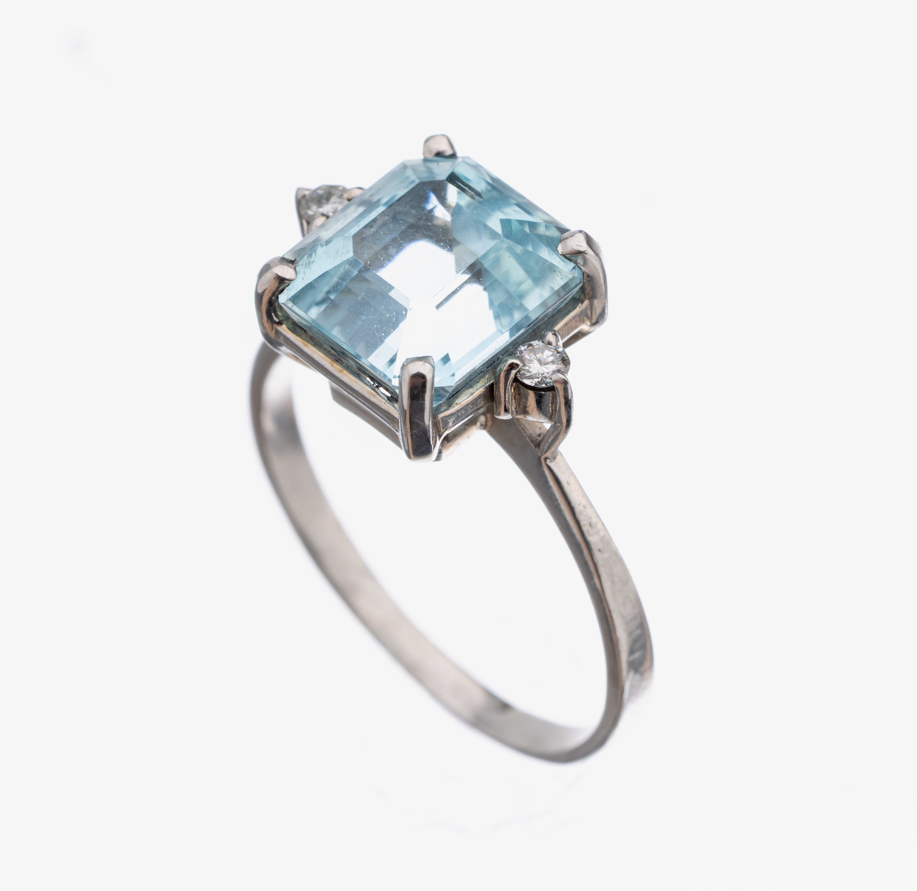 18 kt Gold Aquamarin-Brillant-Ring, WG 750/000, mittig Aquamarin im Treppenschliff ca. 2.50 ct, 2 Brillanten zus. ca. 0.06 ct Weiß/si, RW 60, ca. ...