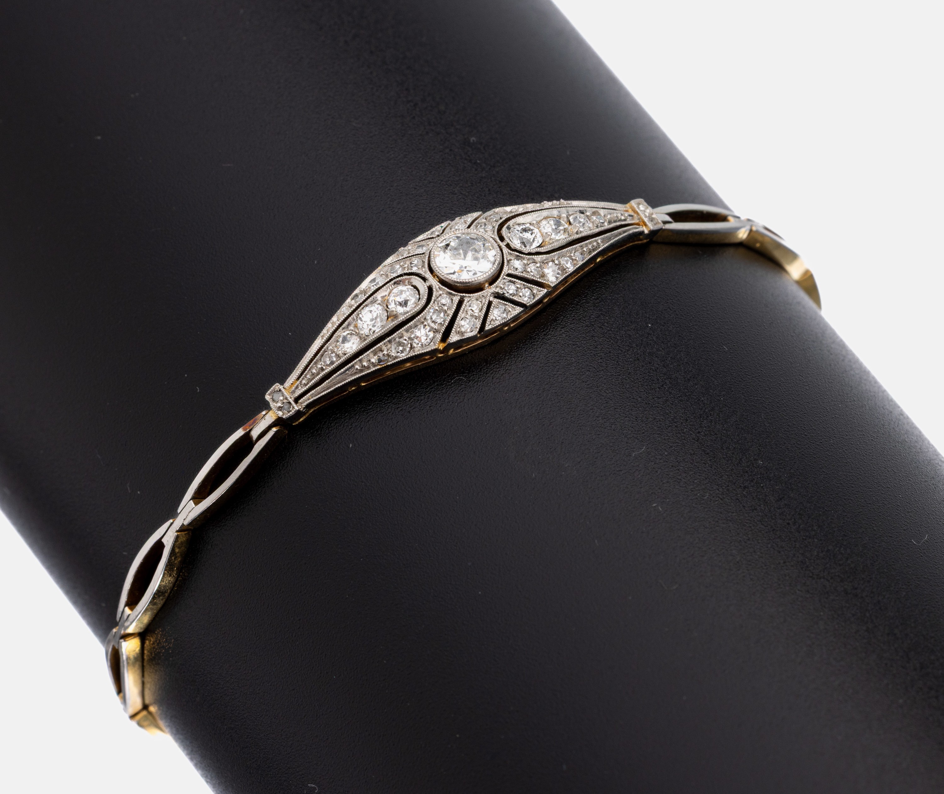 14 kt Gold Diamant-Armband, um 1910, GG 585/000 gepr., Mittelteil und ovale Glieder schauseitig Platin, Mittelteil durchbrochen, mittig ...
