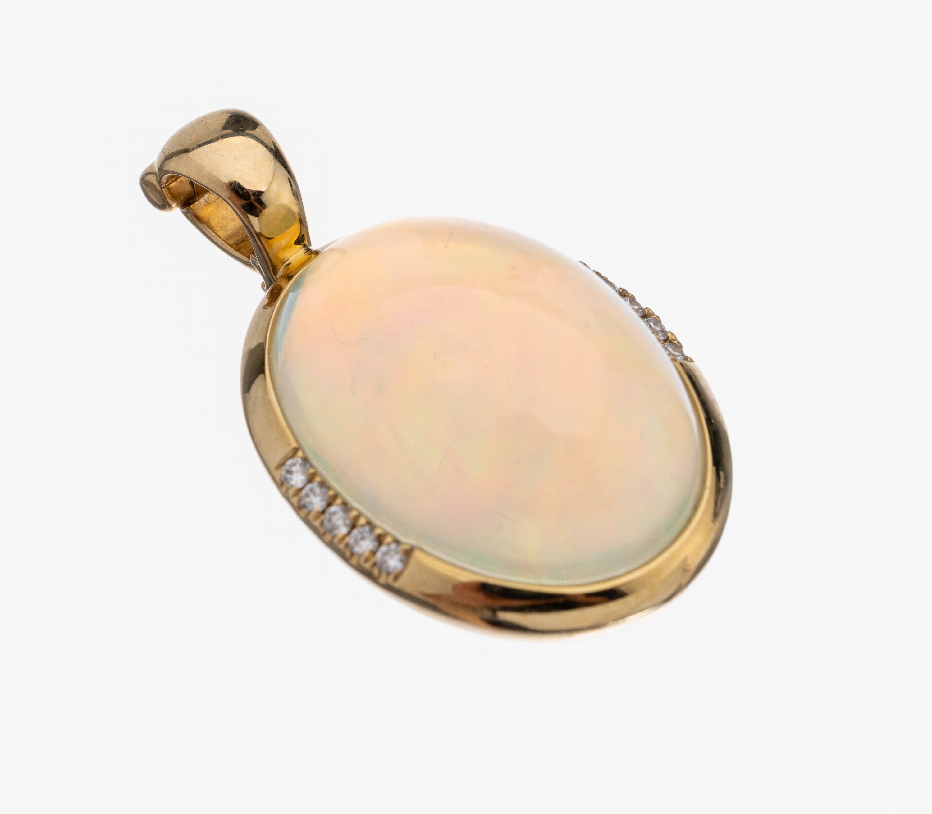 14 kt Gold Opal-Brillant-Clipanhänger, GG 585/000, gr. ovaler Opal-Cabochon ca. 15 ct, Farbspiel in Grün, Rot und Gelb, 10 Brillantenzus. ca. 0.10 ...