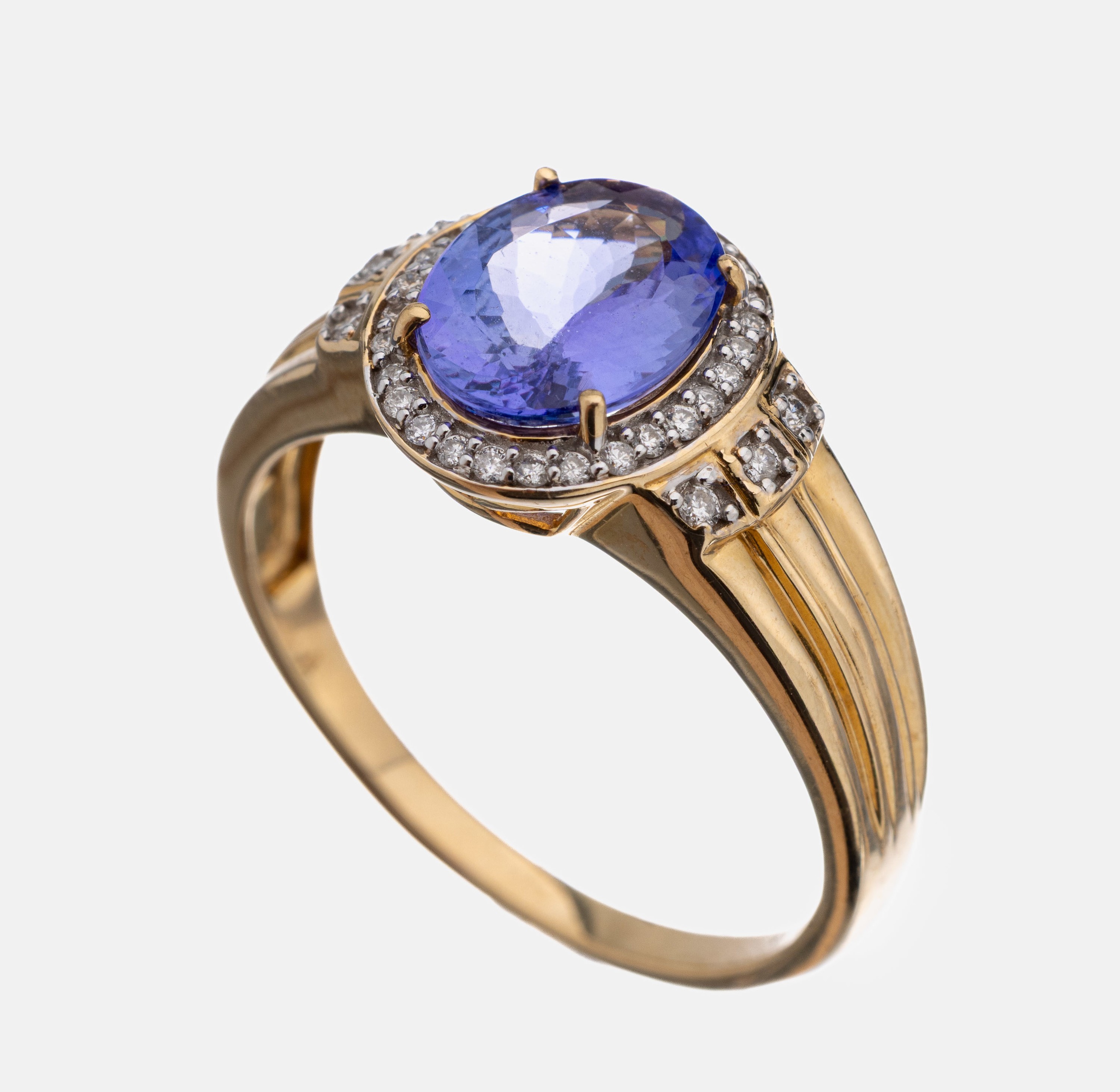 14 kt Gold Tansanit-Brillant-Ring, GG 585/000, mittig ovalfacett. Tansanit ca. 1.50 ct, umgeben von 34 Brillanten zus. ca. 0.30 ctWeiß/si, RW 63, ...