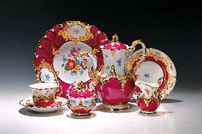 Image 26930038 - Kernstück und drei Gedecke, Meissen, um 1890, 1. Wahl, B-Form, partiell dunkelrot ...