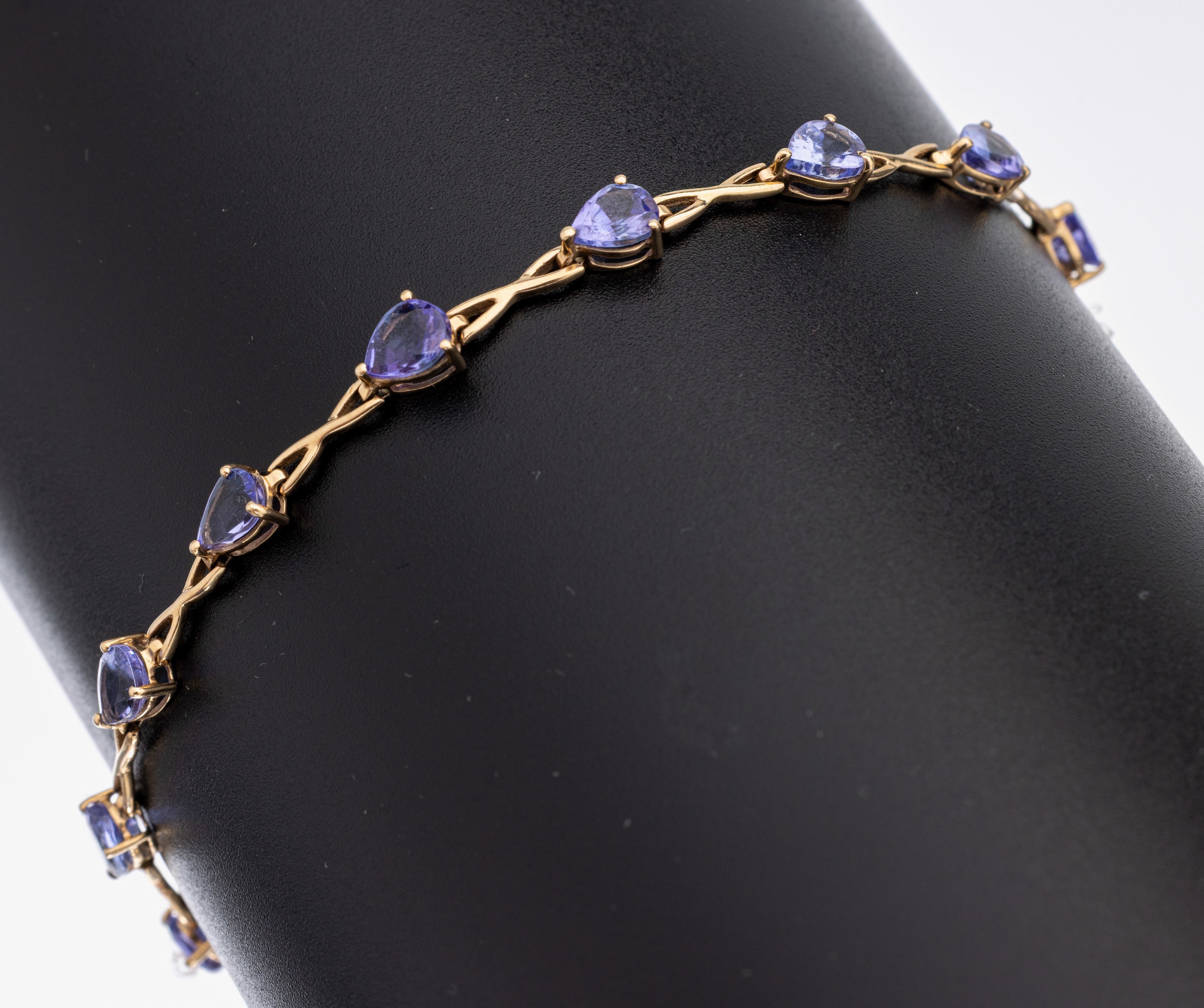 9 kt Gold Tansanit-Armband, GG 375/000, 14 facett. Tansanit-Tropfen zus. ca. 3.0 ct, L. ca. 19 cm, Magnetschließe, ca. 5.1 g