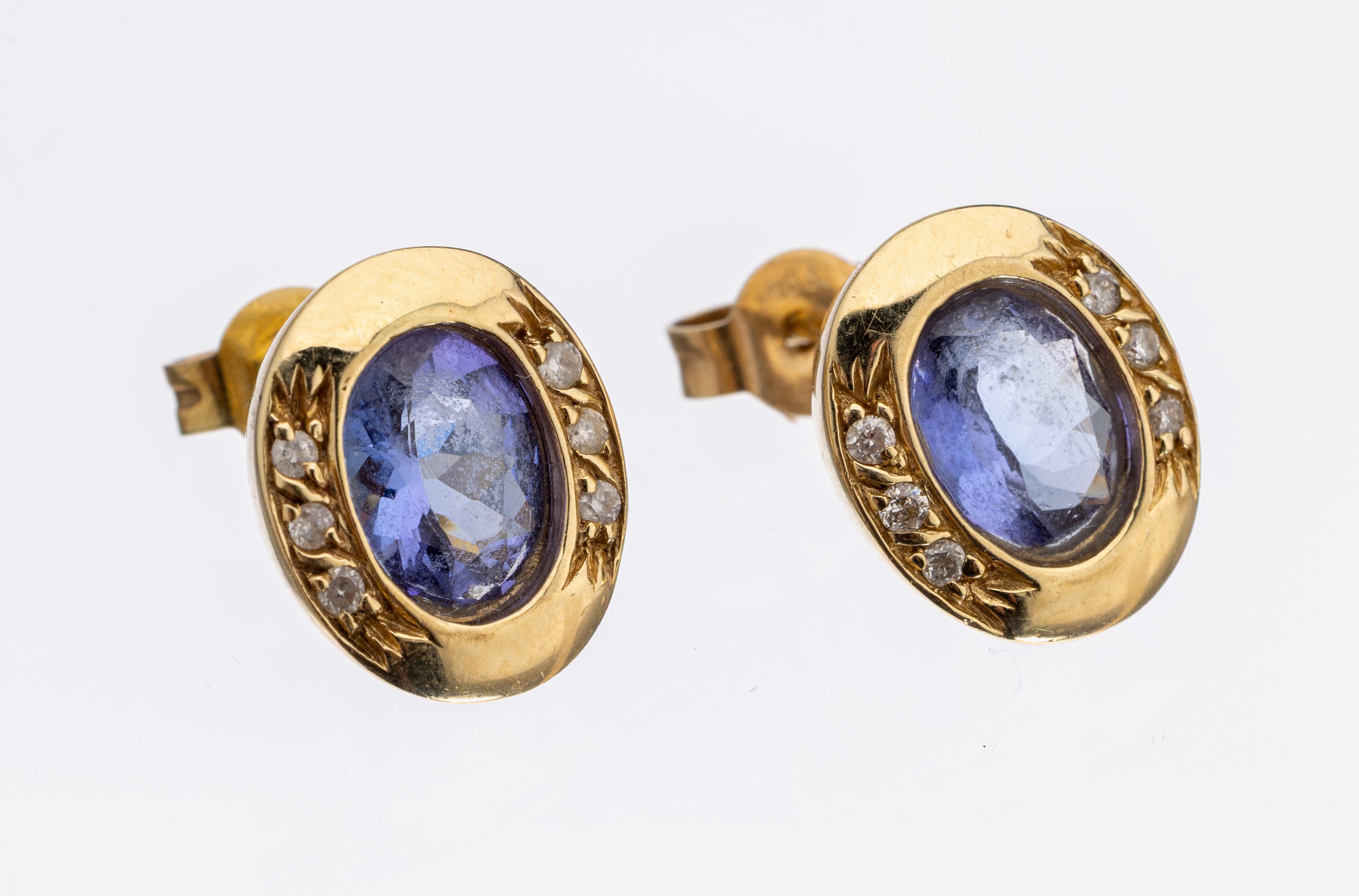 Paar 14 kt Gold Tansanit-Brillant-Ohrstecker, GG 585/00, 2 ovalfacett. Tansanite zus. ca.1.20 ct, 12 Brillanten zus. ca. 0.12 ct Weiß/p, ca. 4.8 g