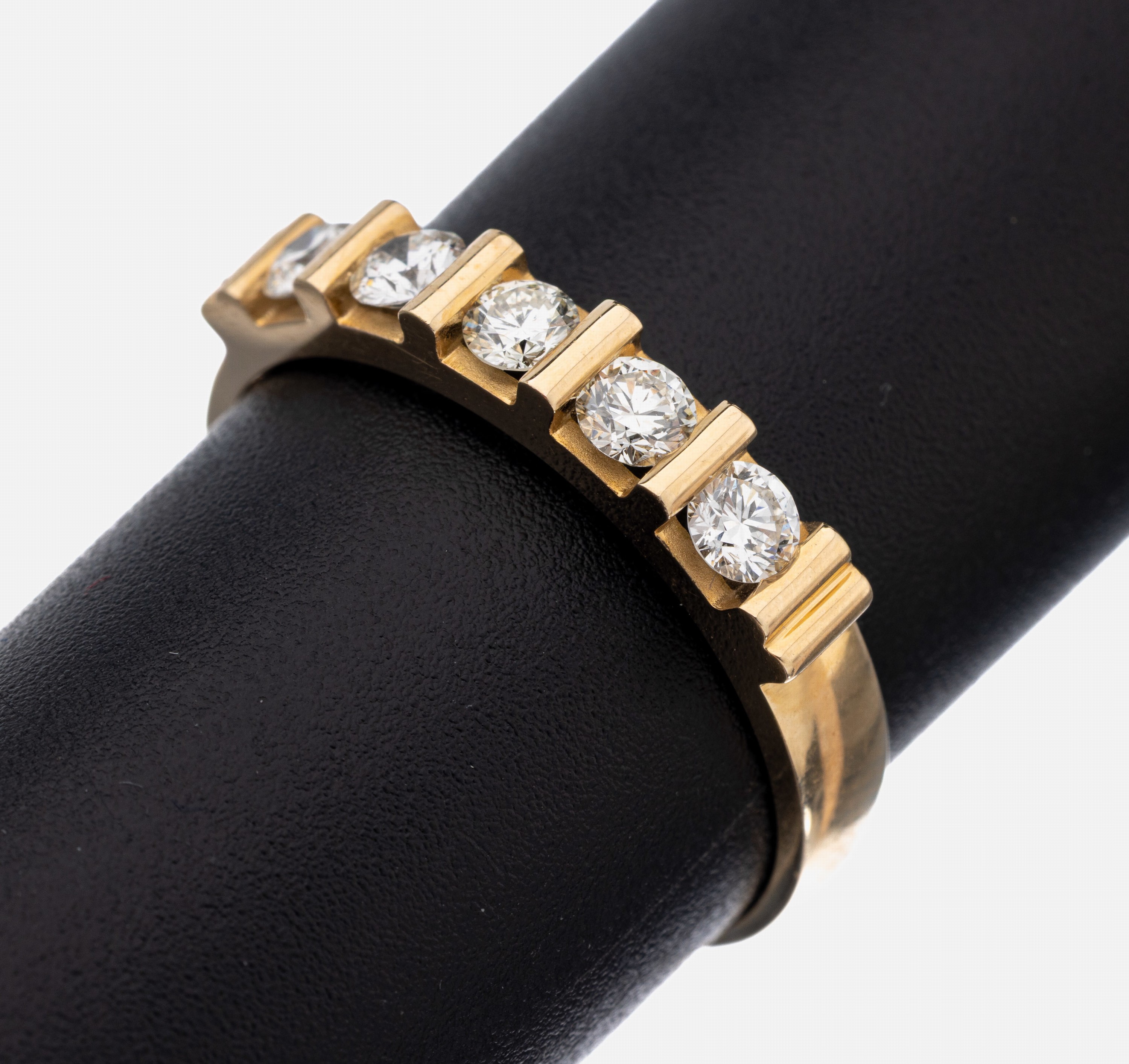 14 kt Gold Brillant-Ring, GG 585/000, 5 Brillanten zus. ca. 0.60 ct (grav.) feines Weiß/vs, RW 60, ca. 3.7 g