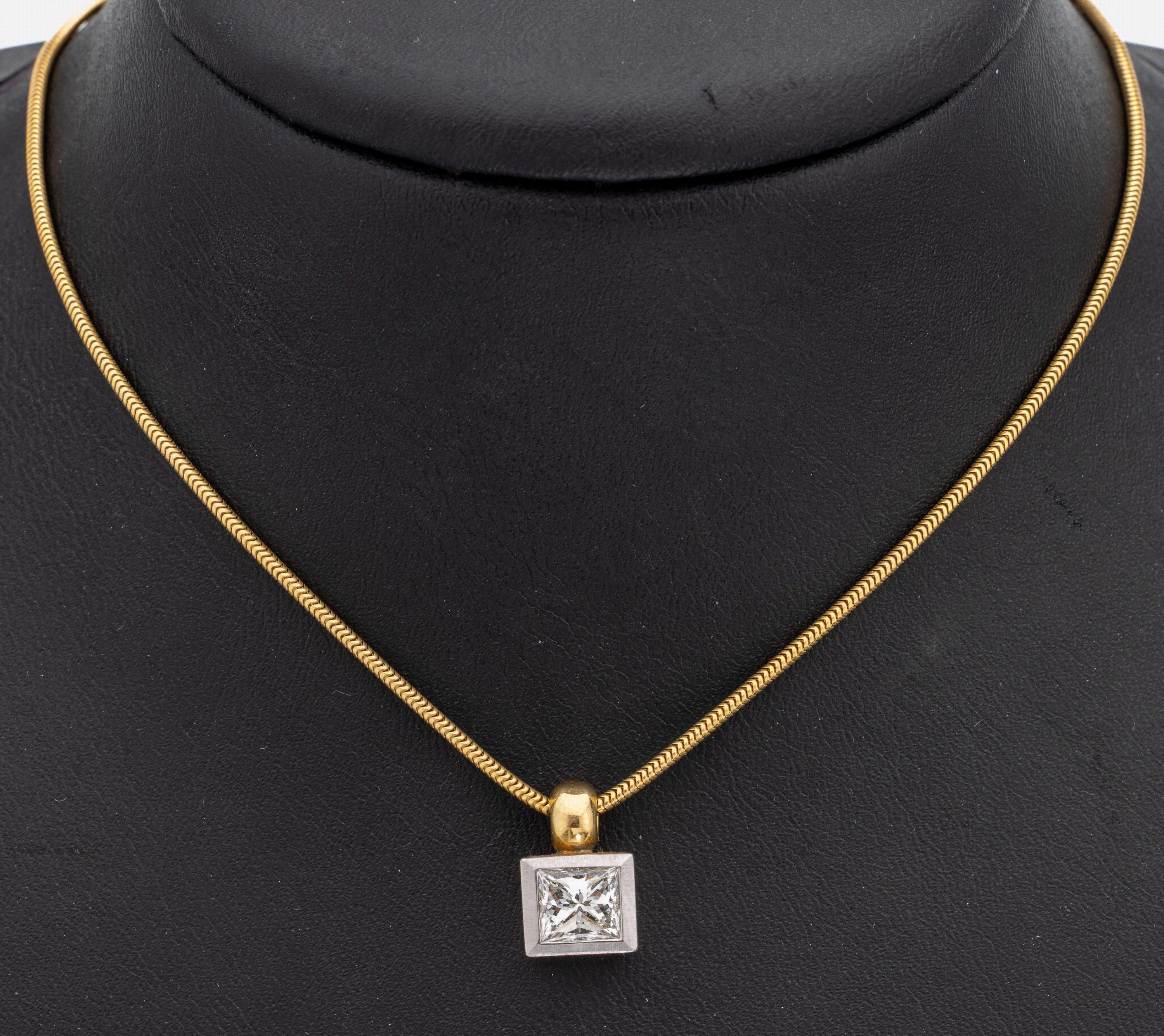 18 kt Gold Diamant-Anhänger, WG/GG 750/000,qualitätvolle Verarbeitung, 1 Princess Cut Diamant ca. 1.40 ct (grav.) get. Weiß/vvs, an ...
