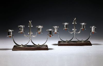 Image 26930375 - Paar Art-Deco-Leuchter, um 1920-30, je vier Brennstellen, Metall versilbert, part. mit ...