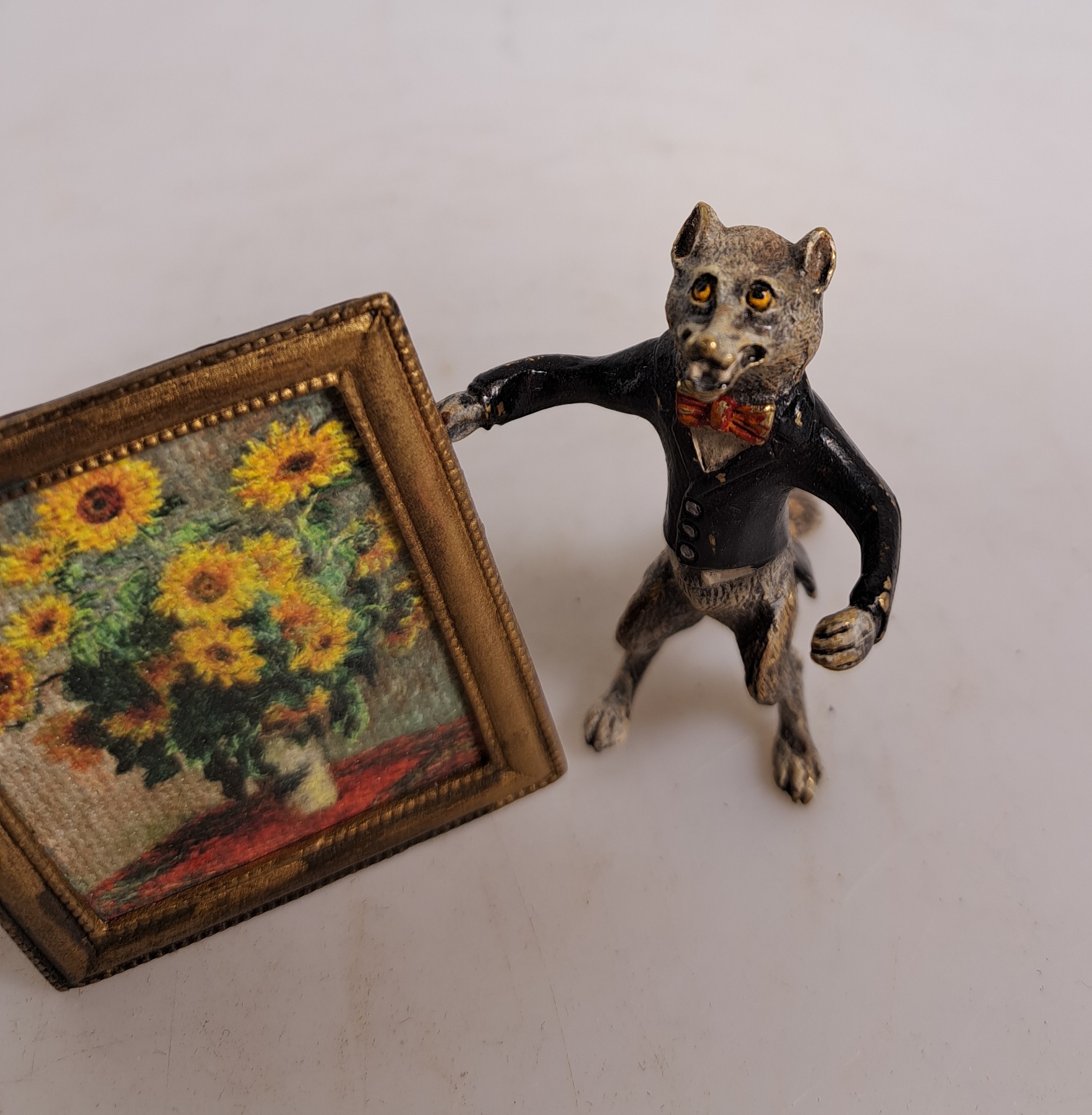 Detail b: Wolf im Frack mit Gemälde nach Claude Monet, Wiener Bronze, sign. Franz Bergmann, bunt staffiert, H.ca. 5.5 cm