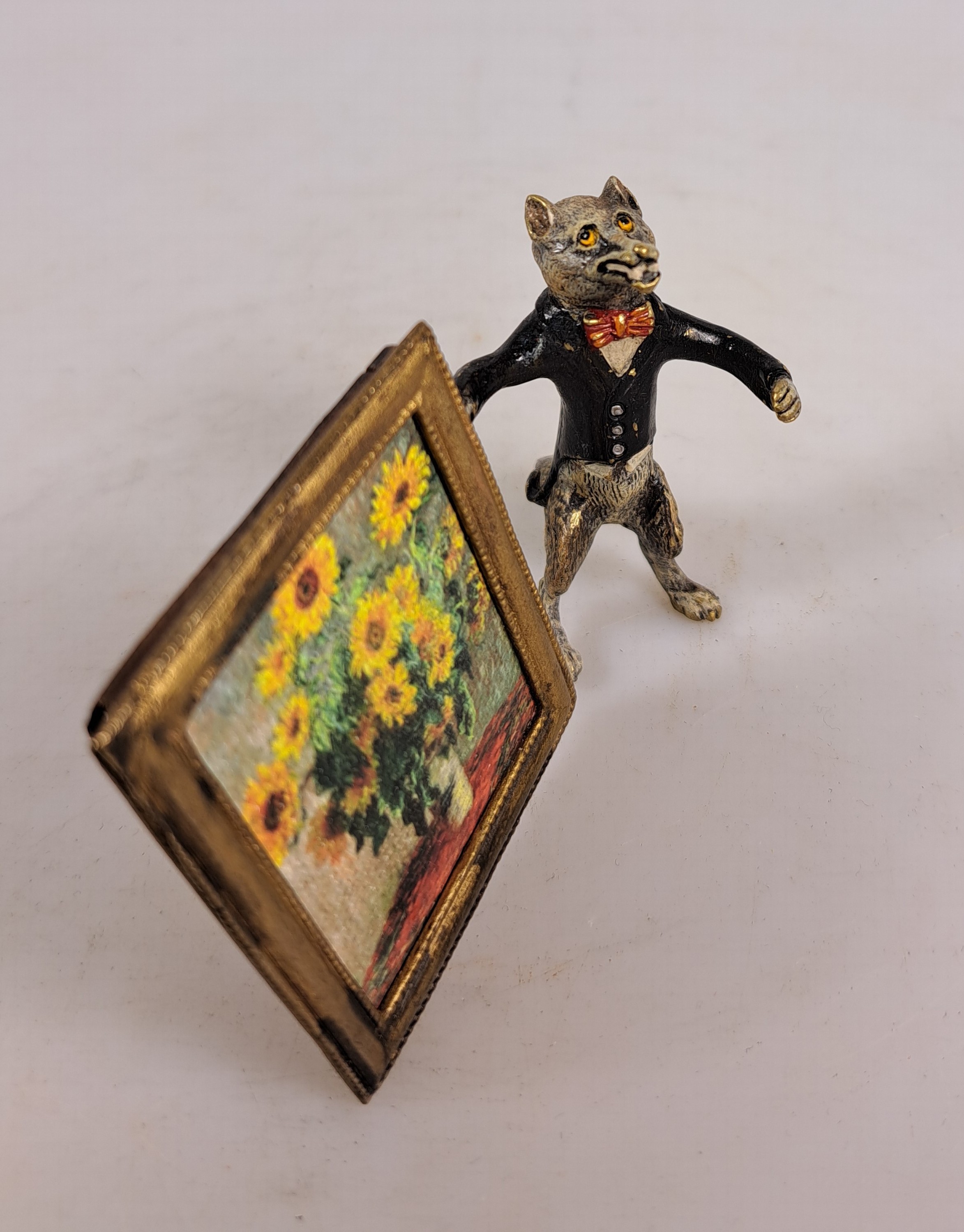 Detail c: Wolf im Frack mit Gemälde nach Claude Monet, Wiener Bronze, sign. Franz Bergmann, bunt staffiert, H.ca. 5.5 cm