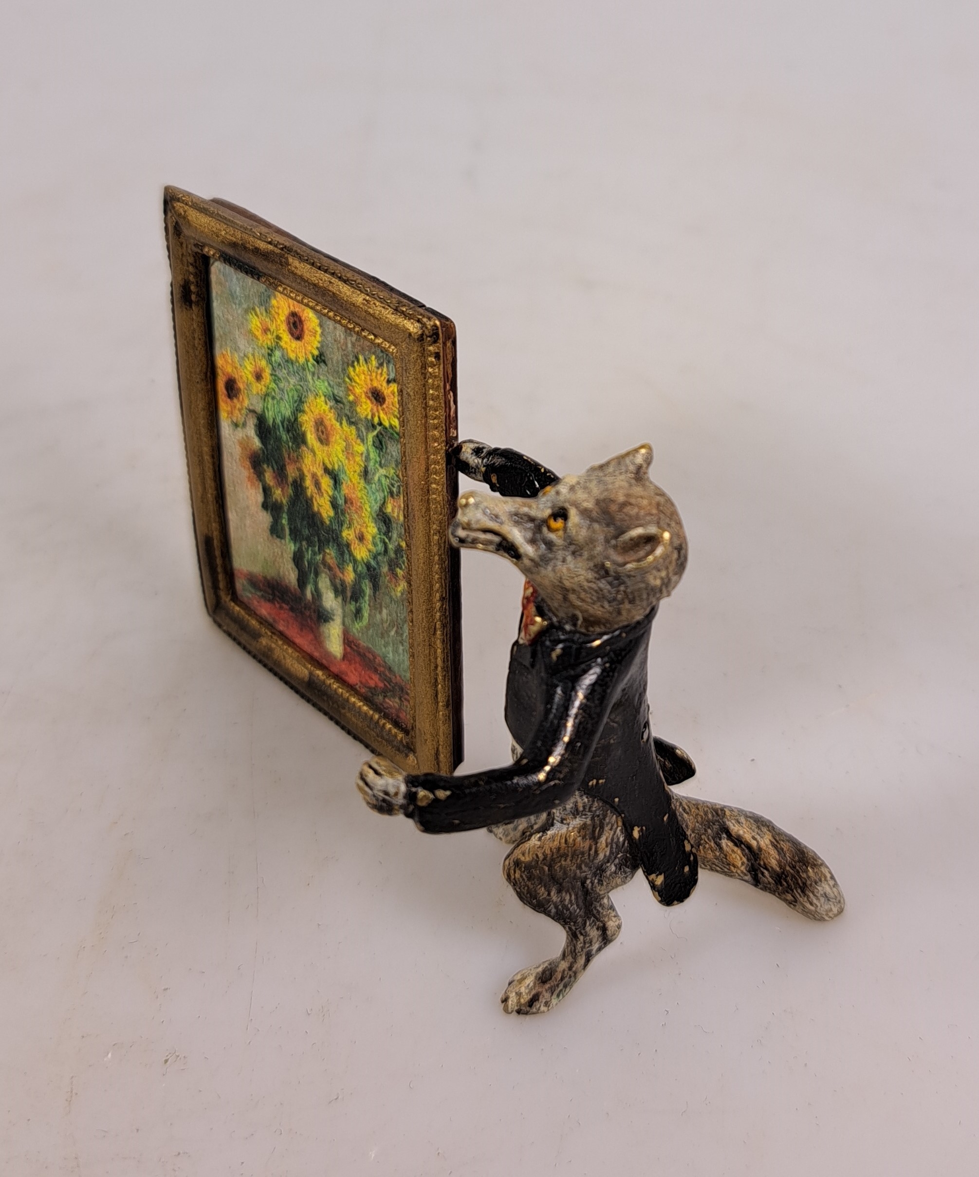 Detail d: Wolf im Frack mit Gemälde nach Claude Monet, Wiener Bronze, sign. Franz Bergmann, bunt staffiert, H.ca. 5.5 cm