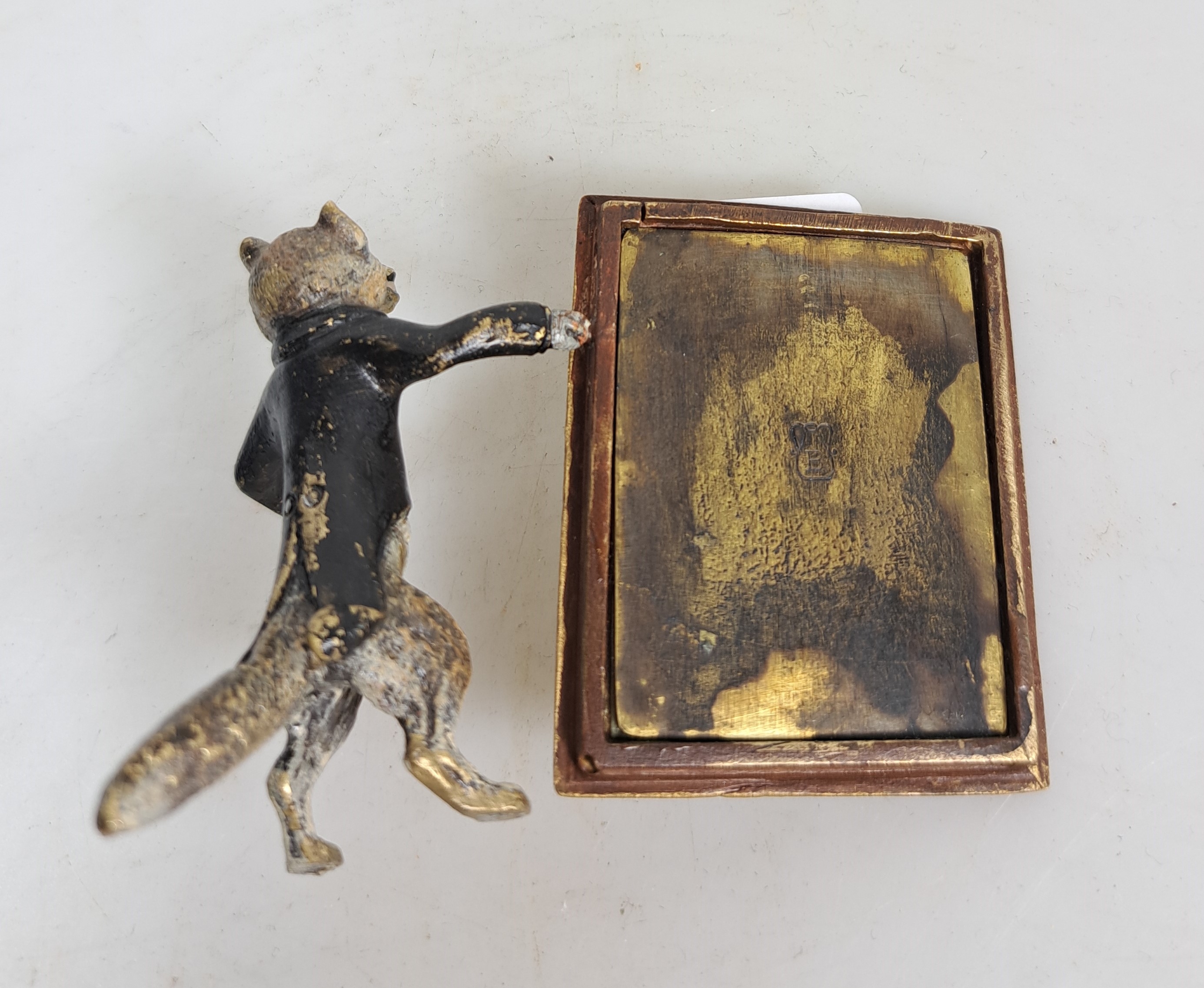 Detail e: Wolf im Frack mit Gemälde nach Claude Monet, Wiener Bronze, sign. Franz Bergmann, bunt staffiert, H.ca. 5.5 cm