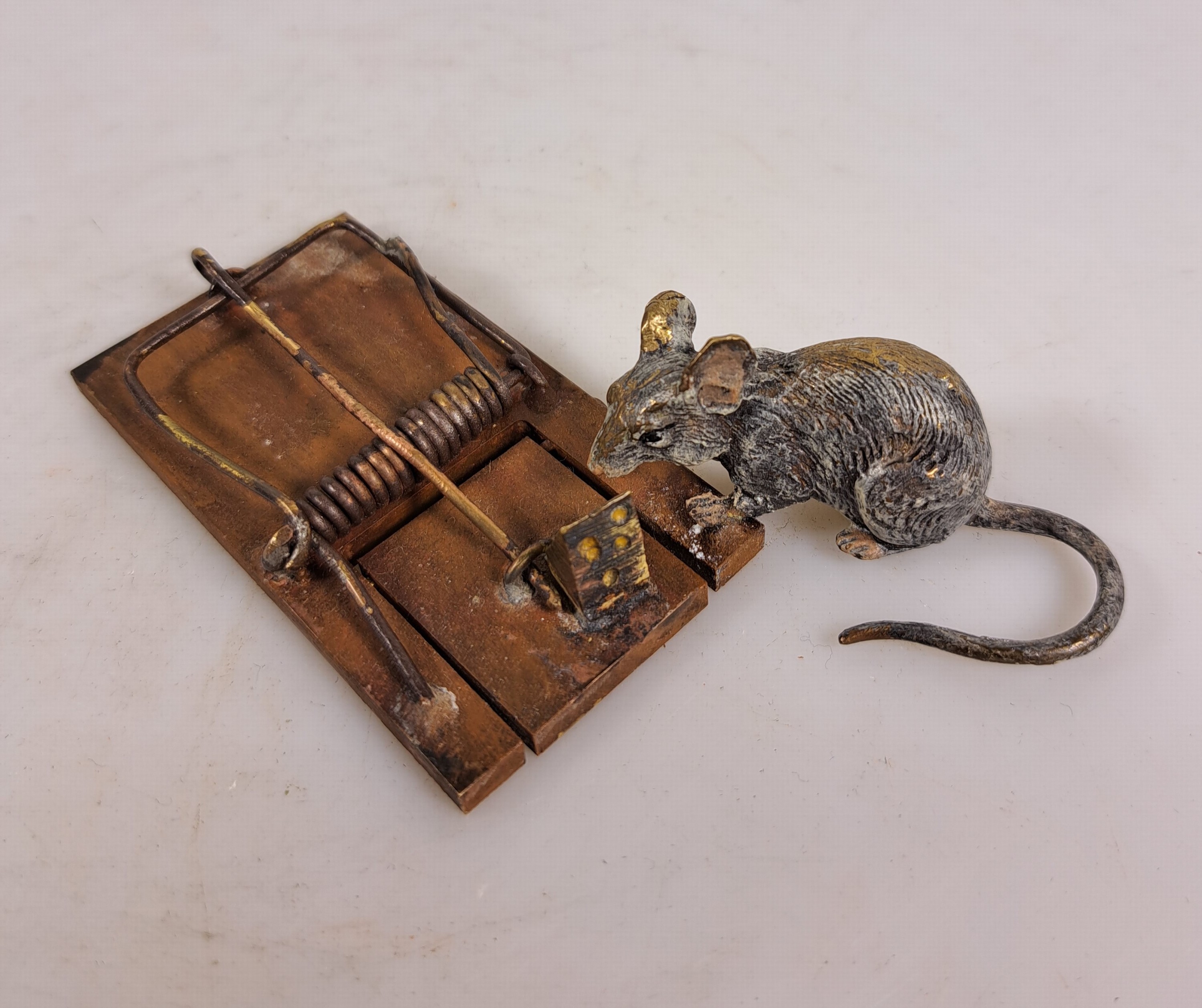 Detail a: Mausefalle und Maus, Wiener Bronze, sign. Bermann, bunt staffiert, ca. 1.5x11x6 cm