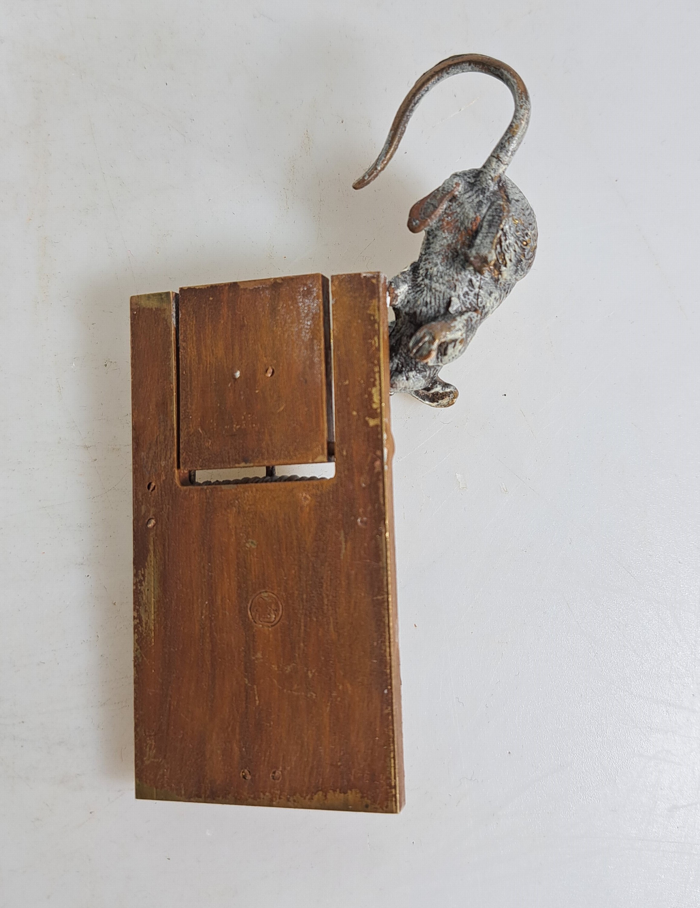 Detail e: Mausefalle und Maus, Wiener Bronze, sign. Bermann, bunt staffiert, ca. 1.5x11x6 cm