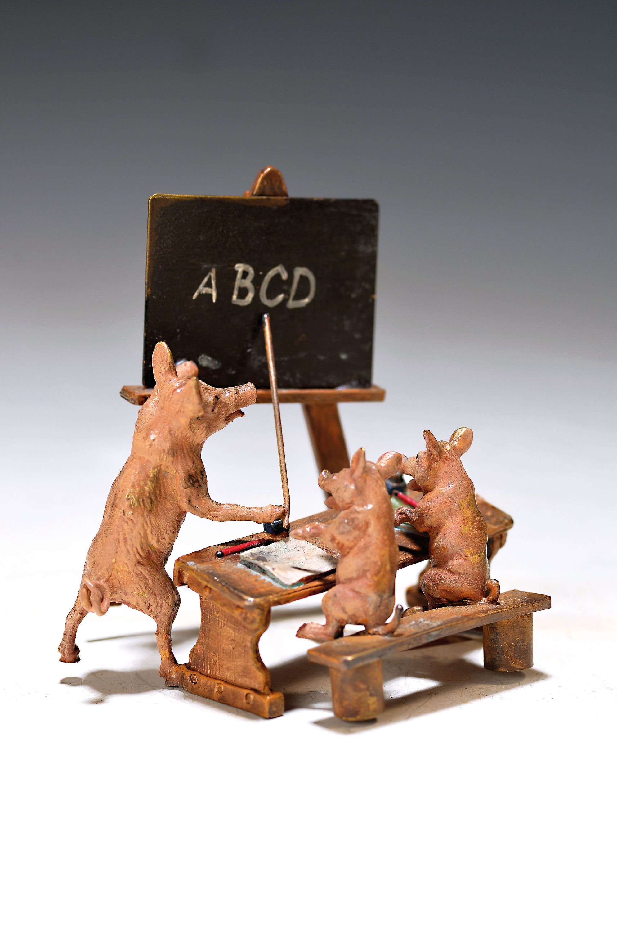Schweineschule, Wiener Bronze, sign. Bergmann, Lehrer an der Tafel mit zwei Schülern, bunt staffiert, ca. 6.5x.7.5x10.5 cm