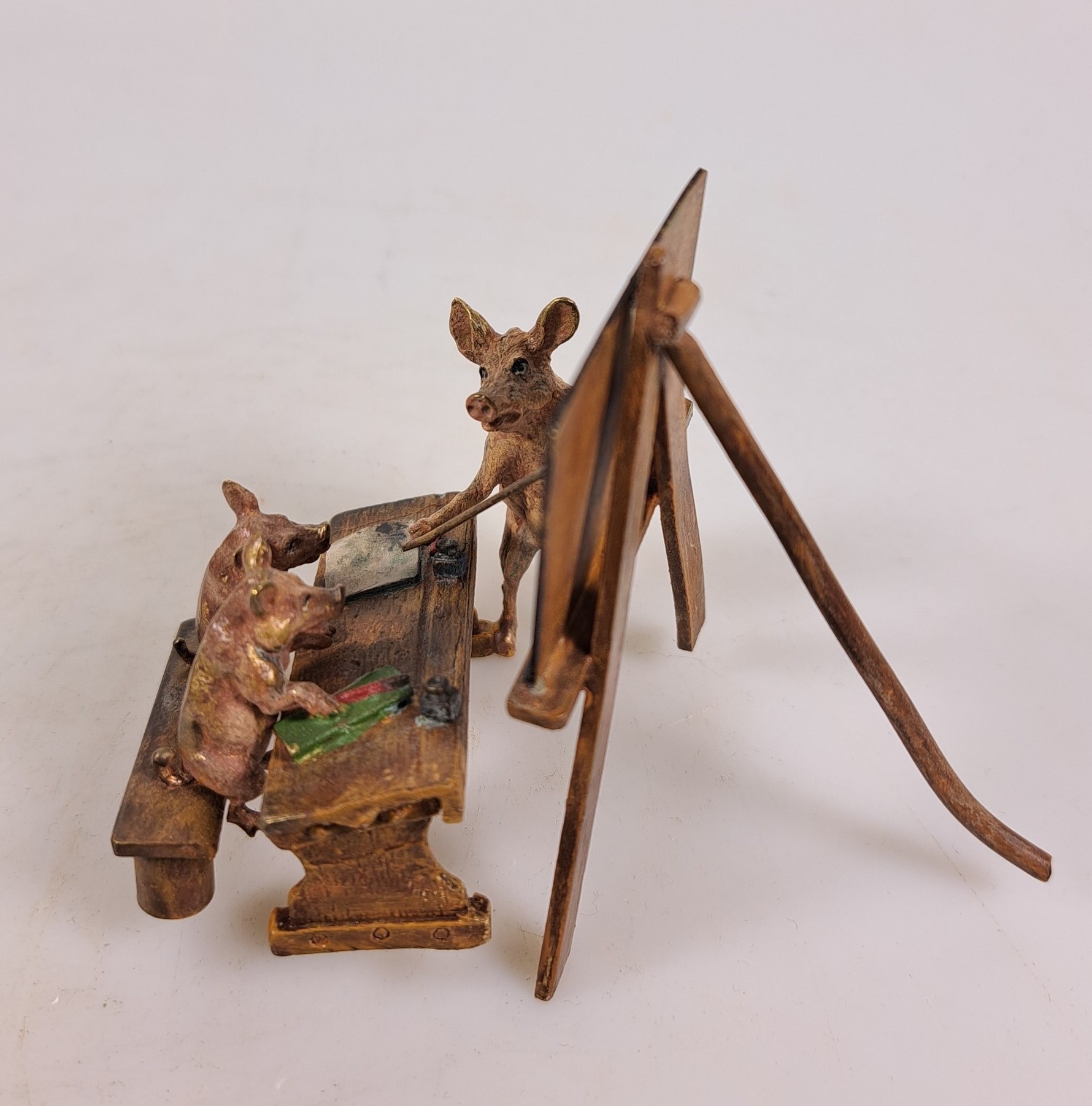 Detail a: Schweineschule, Wiener Bronze, sign. Bergmann, Lehrer an der Tafel mit zwei Schülern, bunt staffiert, ca. 6.5x.7.5x10.5 cm