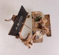 Detail d: Schweineschule, Wiener Bronze, sign. Bergmann, Lehrer an der Tafel mit zwei Schülern, bunt staffiert, ca. 6.5x.7.5x10.5 cm