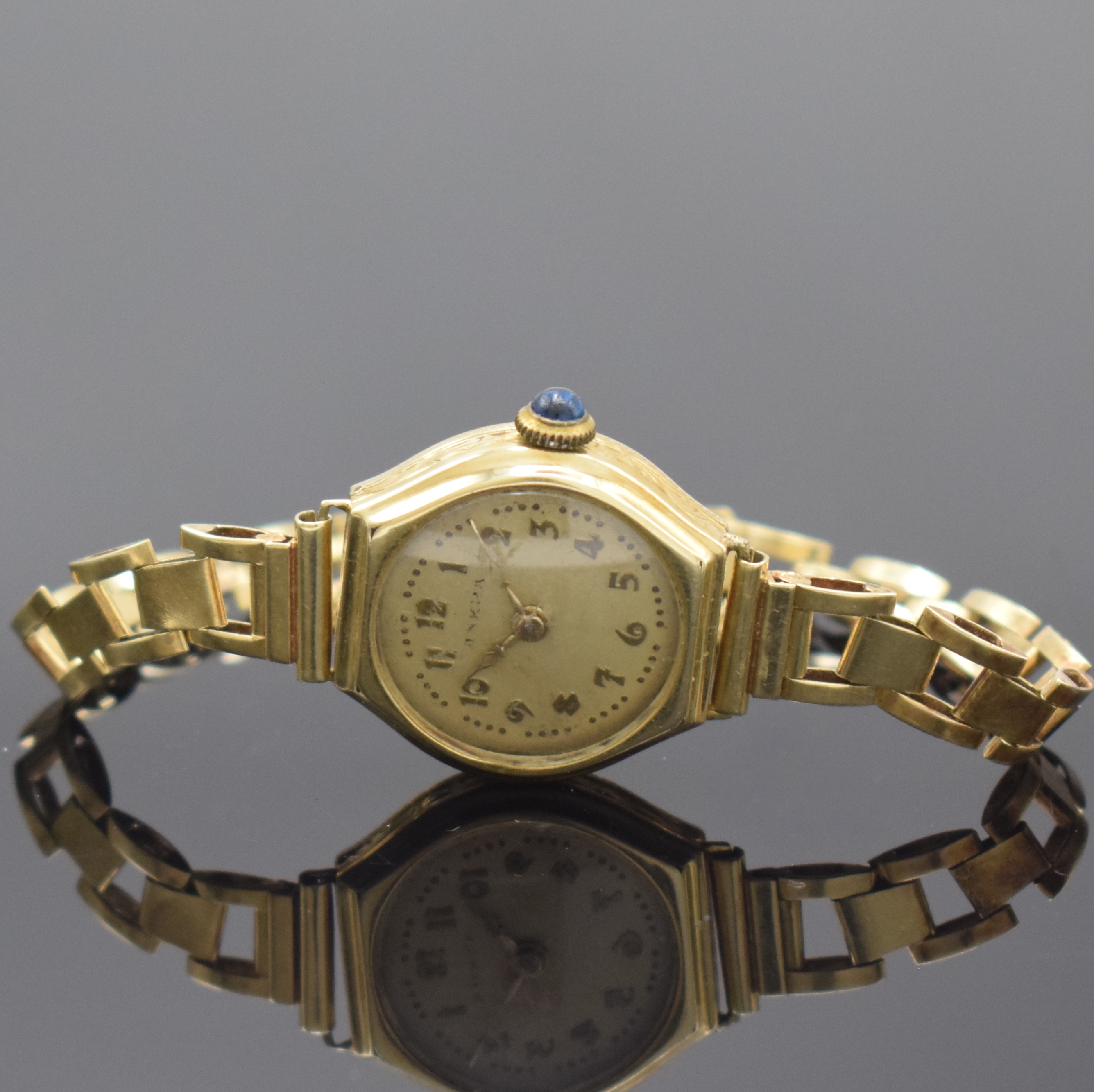 ANKRA Damenarmbanduhr in GG 585/000 am original Goldband, Deutschland um 1925, Handaufzug, tonneauförm. Scharniergeh. seitl. grav., abnehmbares ...