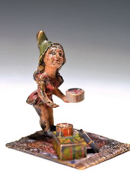 Image 26930737 - Zwerg mit Geschenken auf Perserteppich, Wiener Bronze, sign. Vienna, bunt staffiert, ca. ...