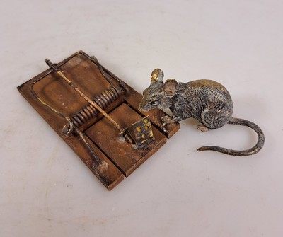 26930738a - Mausefalle und Maus, Wiener Bronze, sign. Bermann, bunt staffiert, ca. 1.5x11x6 cm