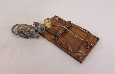 26930738c - Mausefalle und Maus, Wiener Bronze, sign. Bermann, bunt staffiert, ca. 1.5x11x6 cm