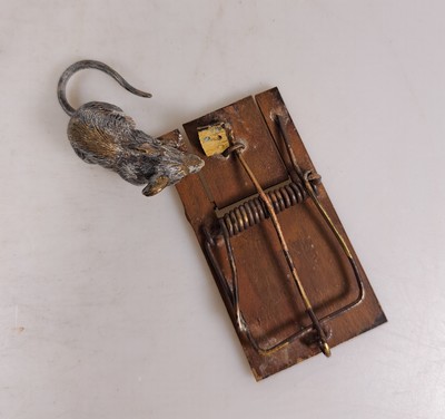 26930738d - Mausefalle und Maus, Wiener Bronze, sign. Bermann, bunt staffiert, ca. 1.5x11x6 cm