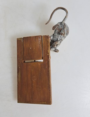 26930738e - Mausefalle und Maus, Wiener Bronze, sign. Bermann, bunt staffiert, ca. 1.5x11x6 cm