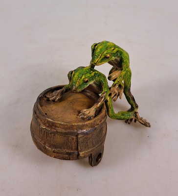 26930740a - Erotische Frösche am Fass, Wiener Bronze, sign. Bergmann, bunt staffiert, H.ca. 6 cm
