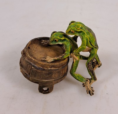 26930740b - Erotische Frösche am Fass, Wiener Bronze, sign. Bergmann, bunt staffiert, H.ca. 6 cm