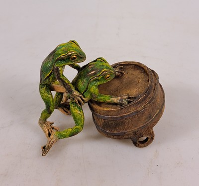 26930740c - Erotische Frösche am Fass, Wiener Bronze, sign. Bergmann, bunt staffiert, H.ca. 6 cm
