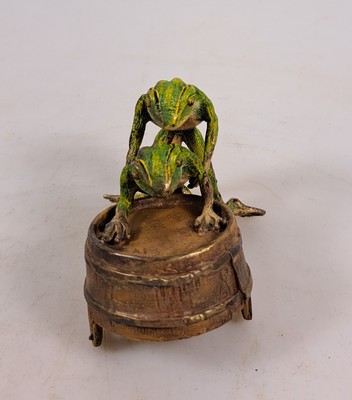 26930740d - Erotische Frösche am Fass, Wiener Bronze, sign. Bergmann, bunt staffiert, H.ca. 6 cm