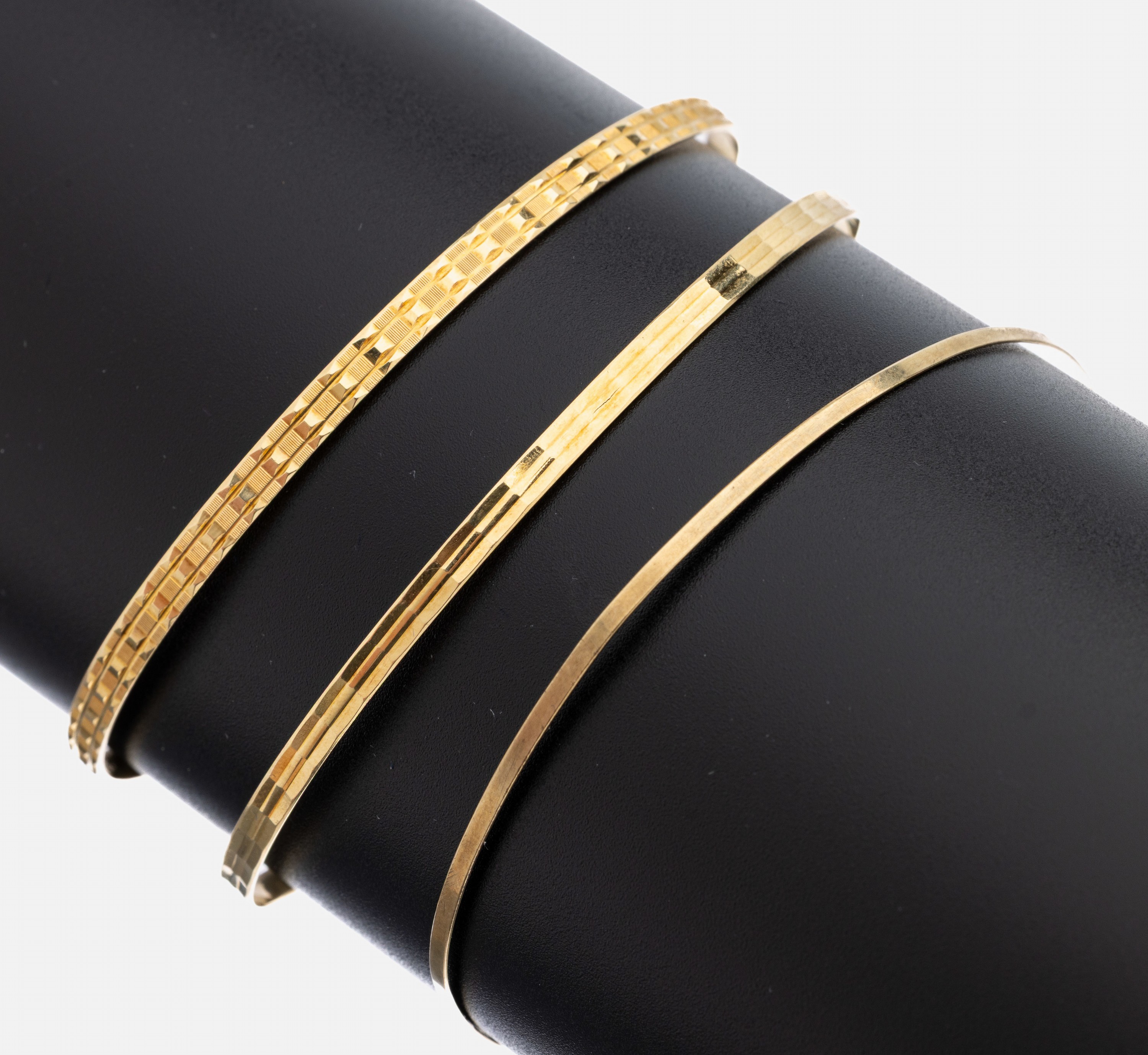 Konvolut 2 14 kt Gold Armreife, GG 585/000,strukt., D. ca. 6.4 cm, ca. 10.8 g, dazu 1 Armreif, GG 333/000 gepr., D. ca. 6.1 cm, ca. 1.4 g, ...