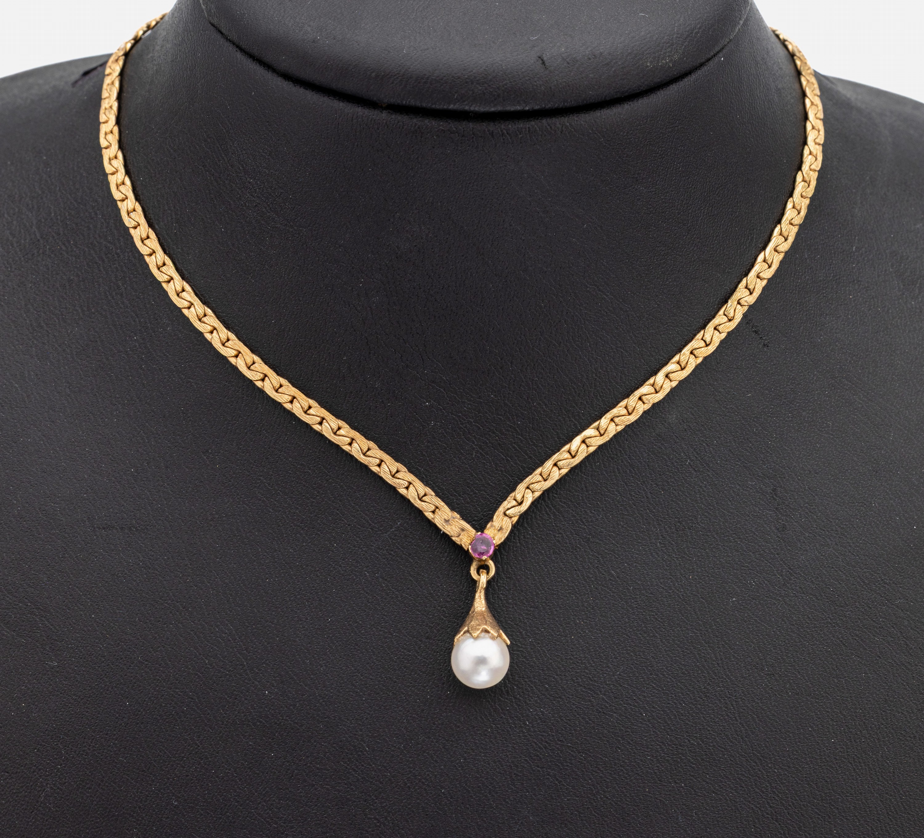8 kt Gold Perl-Rubin-Collier, GG 333/000, Mittelteil mit bewegl. abgehängter Zuchtperle,D. ca. 7.3 mm, kl. rundfacett. Rubin, L. ca. 44.5 cm, ...