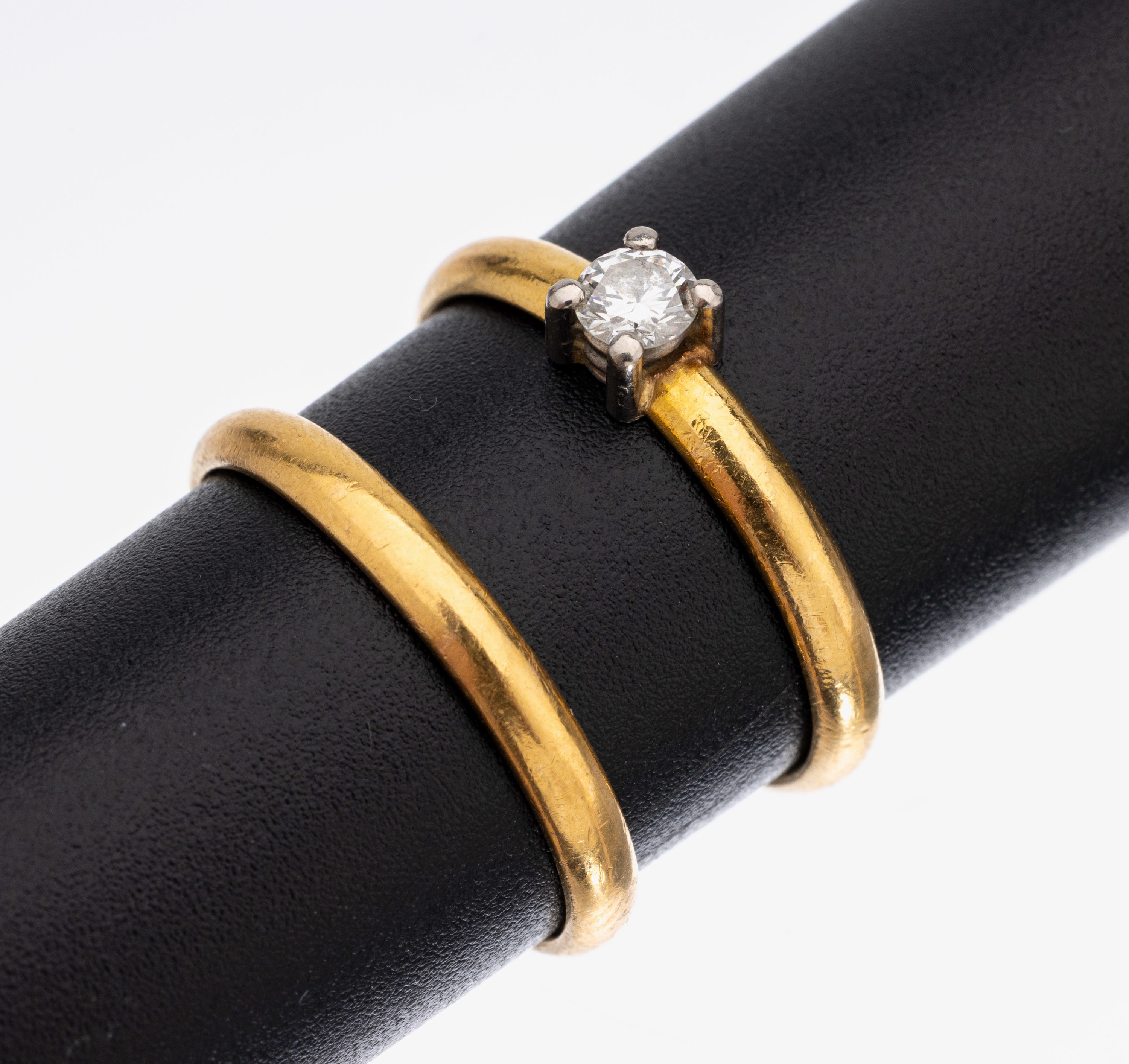 Set 2 21.6 kt Gold Ring, GG 900/000, 1 x mit in WG gefasster Brillant ca. 0.15 ct Weiß/si, RW 53, und 1 x RW 54, ca. 5.4 g