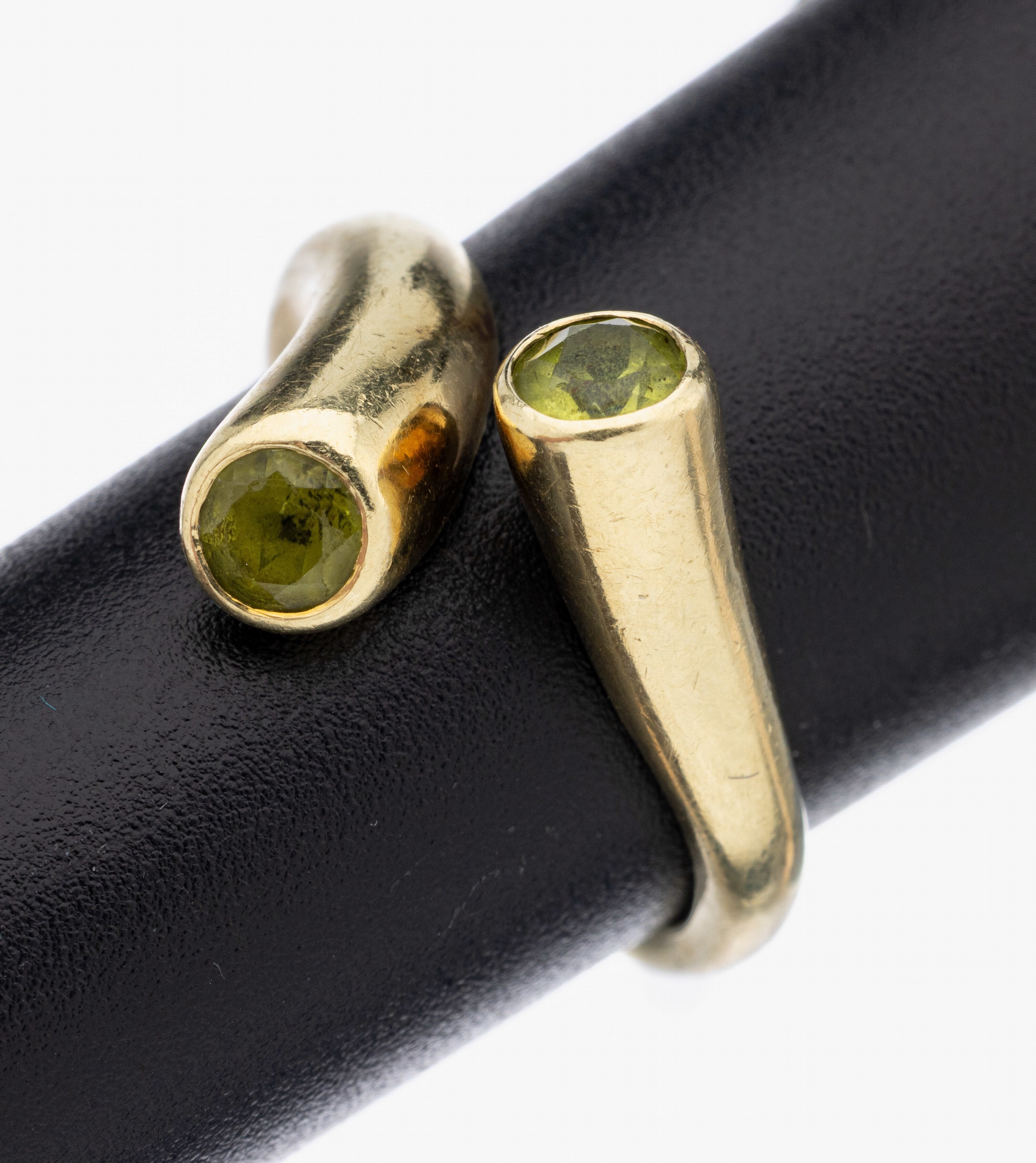 14 kt Gold Peridot-Ring, GG 585/000, 2 rundfacett. Peridots, RW 51, ca. 5 g