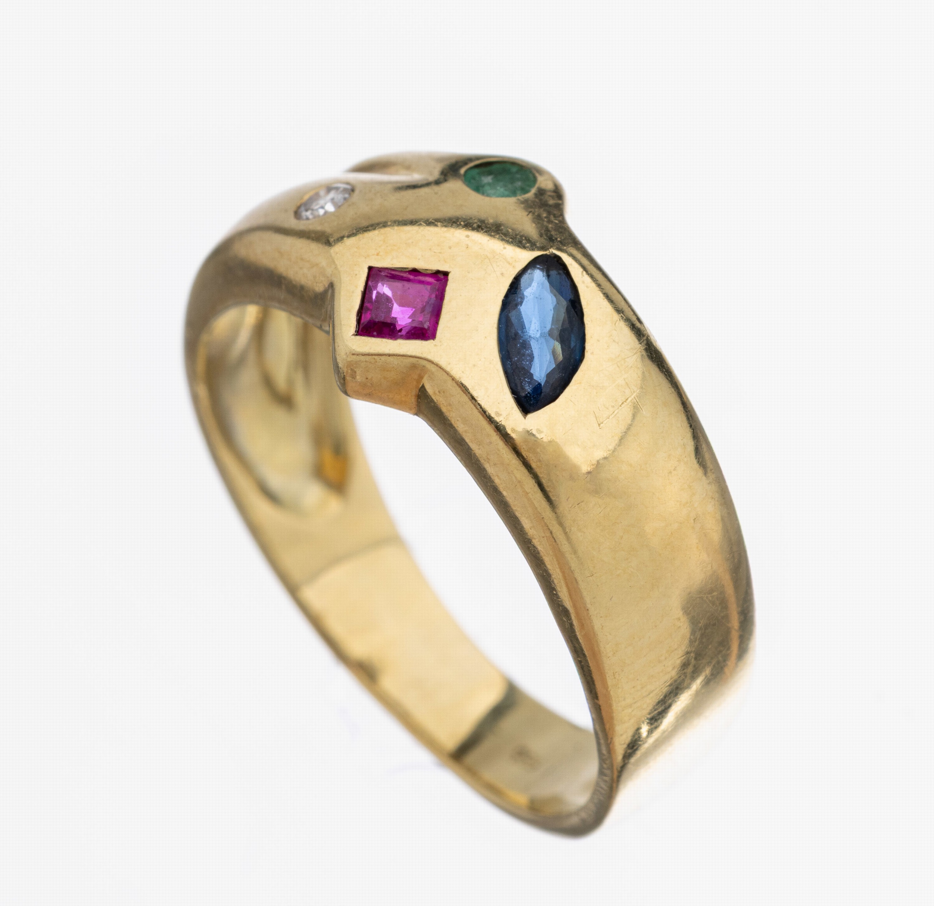 14 kt Gold Farbstein-Brillant-Ring, GG 585/000, 1 Saphir-Navette, 1 Rubin-Carree und 1 rundfacett. Smaragd besch. zus. ca. 0.10 ct,1 Brillant 0.03 ...