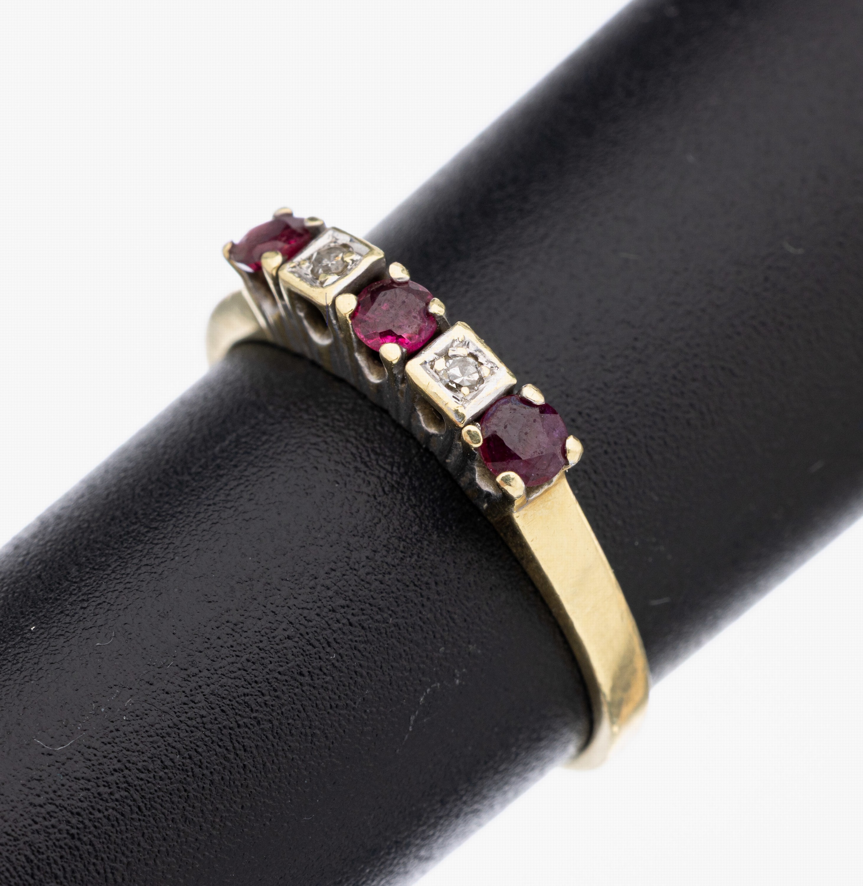 14 kt Gold Rubin-Diamant-Ring, GG/WG 585/000, 3 rundfacett. Rubine zus. ca. 0.10 ct2 8/8-Diamanten zus. ca. 0.04 ct Weiß/si, RW 52, ca. 1.8 g