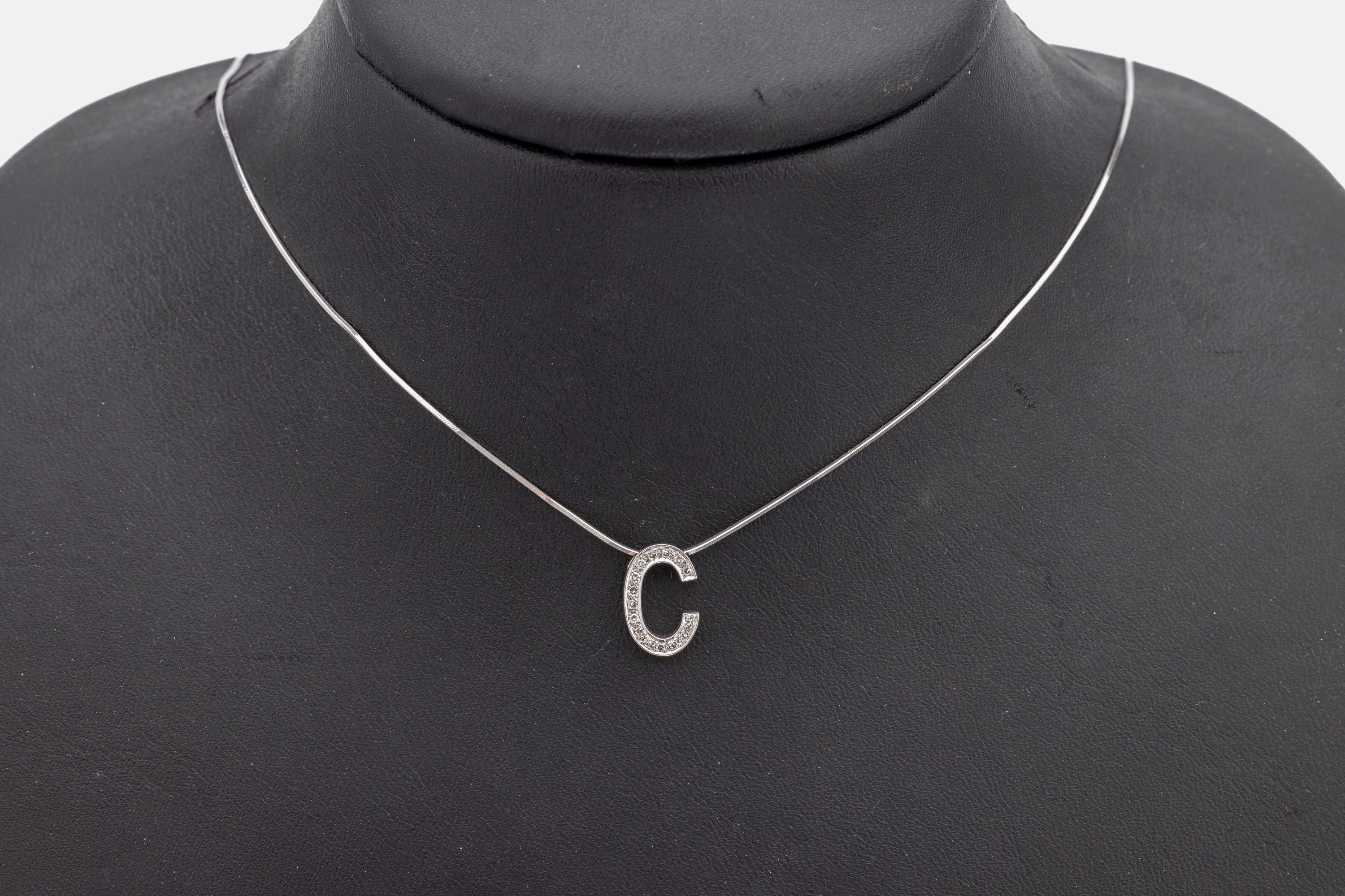 14 kt Gold Diamant-Anhänger "C", WG 585/000, 15 8/8-Diamanten zus. ca. 0.08 ct (grav.) Weiß/si, an Kette, WG 585/000, L. ca. 42 cm, kl. ...